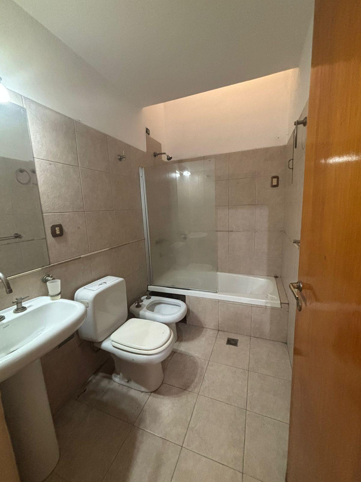 Se alquila casa en Barrio Panamericano