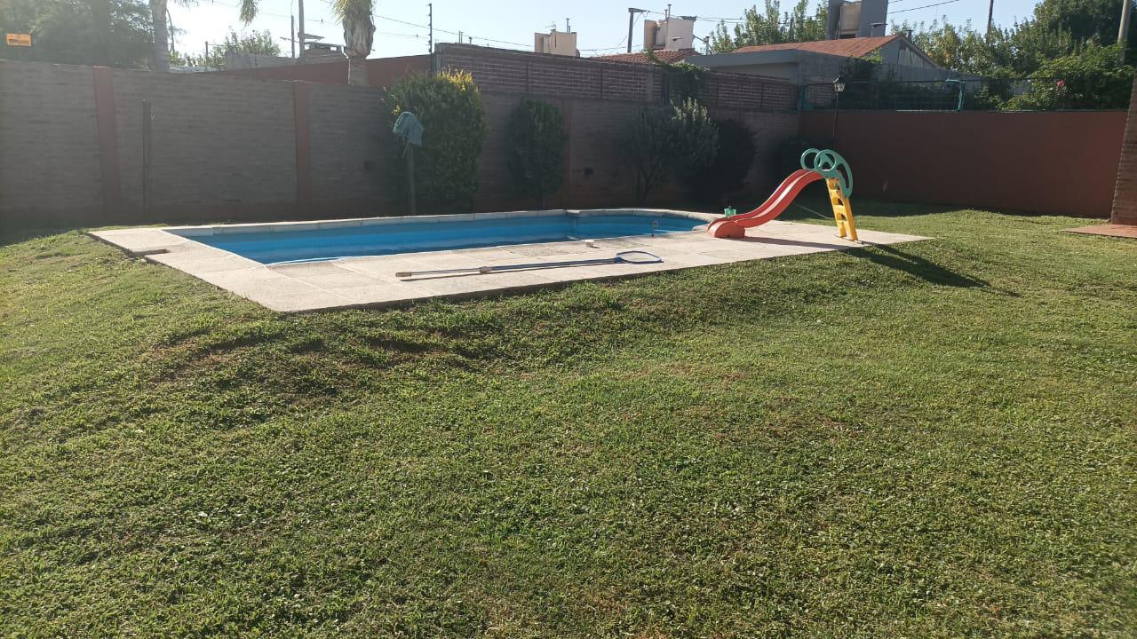 Casa con Quincho y Pileta