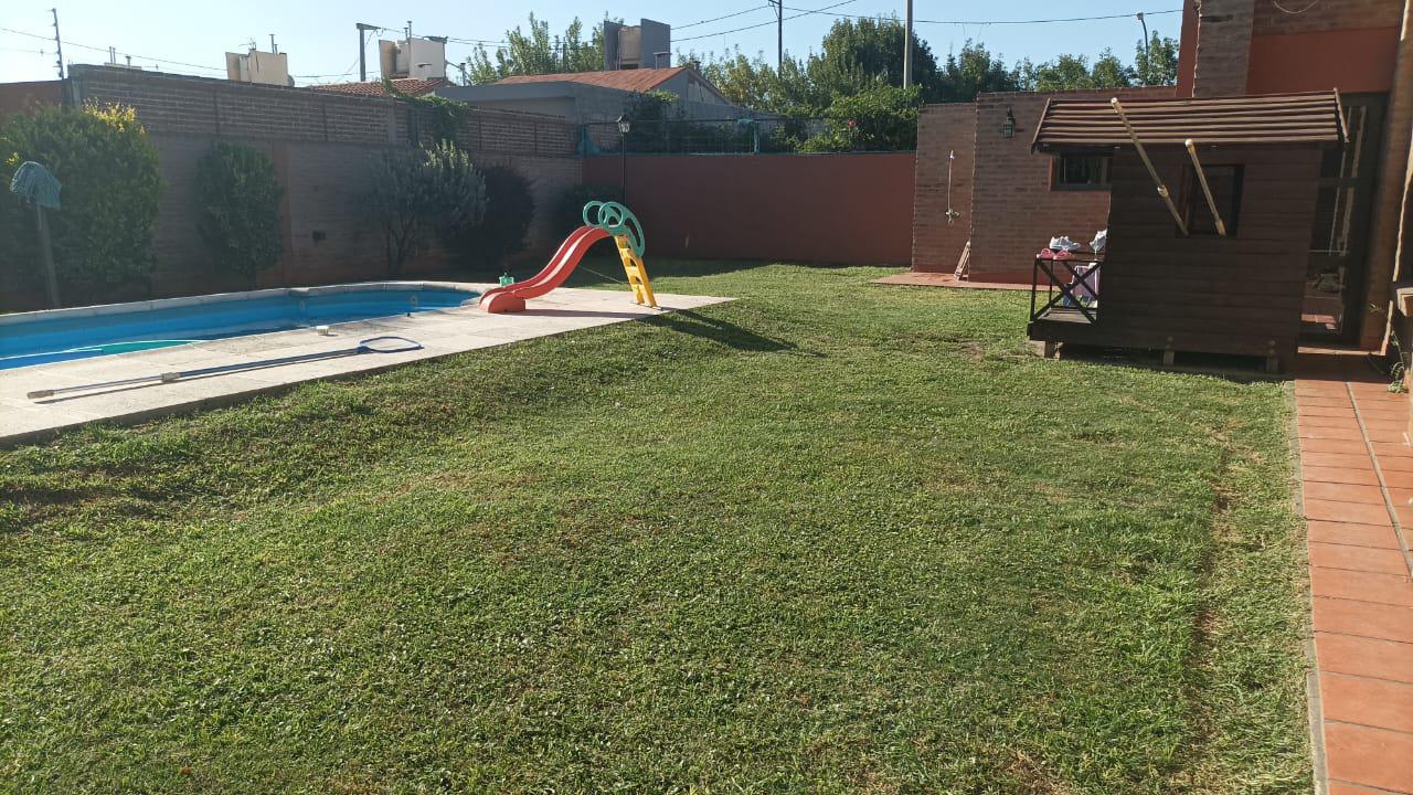 Casa con Quincho y Pileta