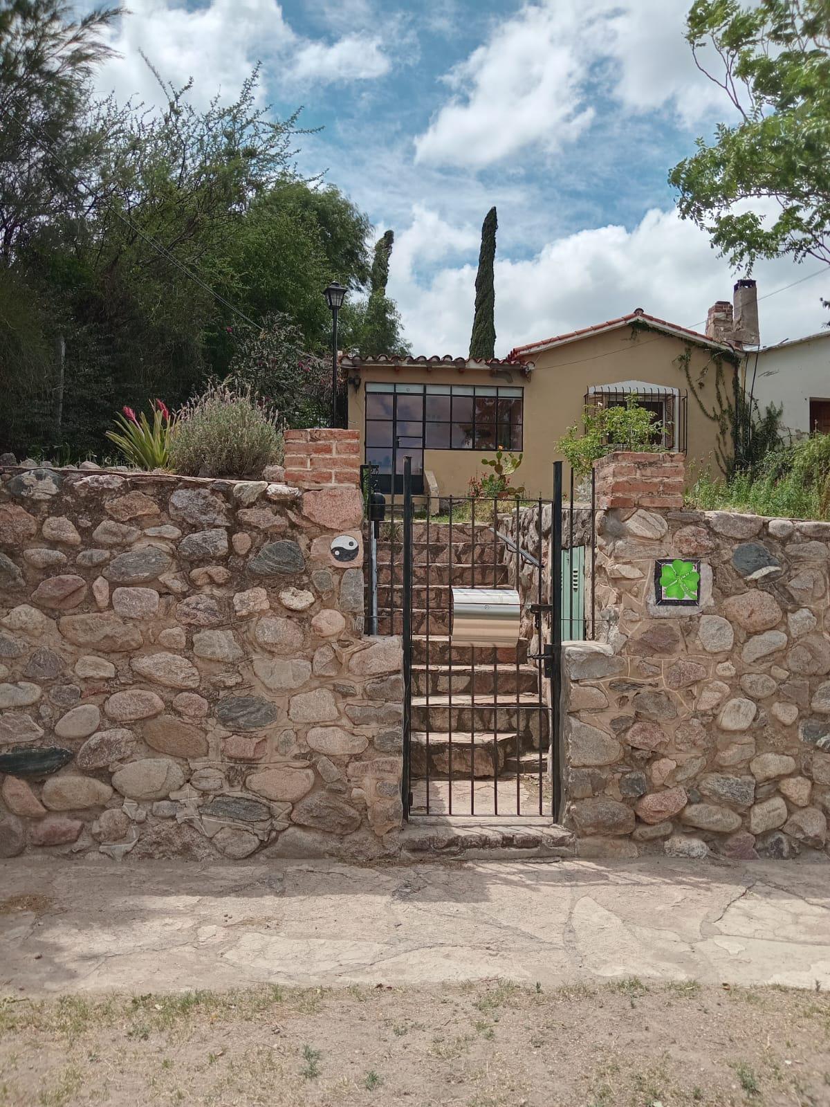 VENTA CASA 2 DORMITORIOS CALLE FRENCH- CAPILLA DEL MONTE
