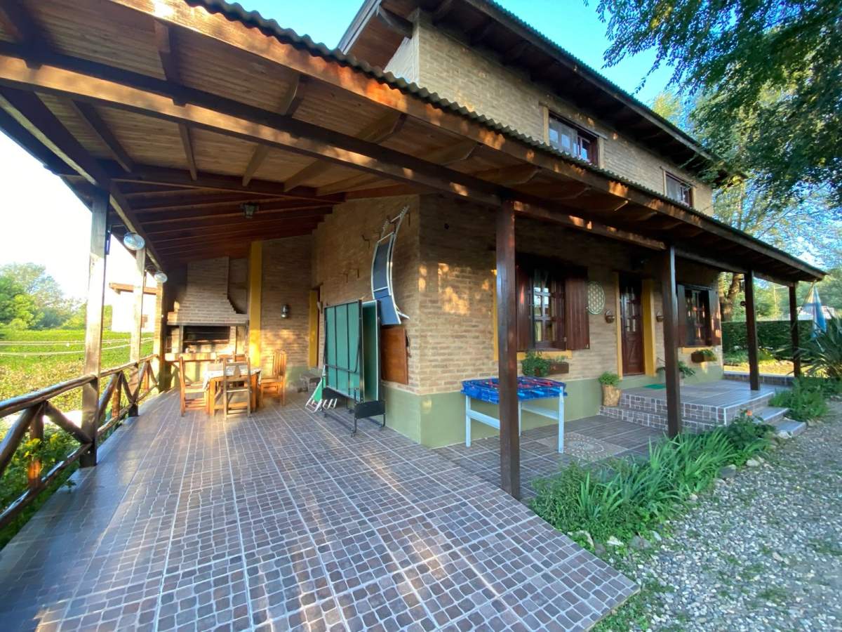 Venta de dos casas amplias con pileta!! Todos los servicios, Escritura!!!