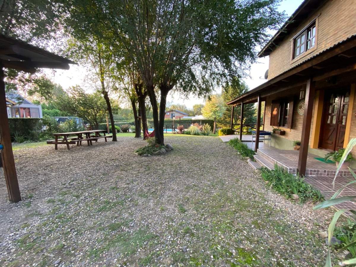 Venta de dos casas amplias con pileta!! Todos los servicios, Escritura!!!