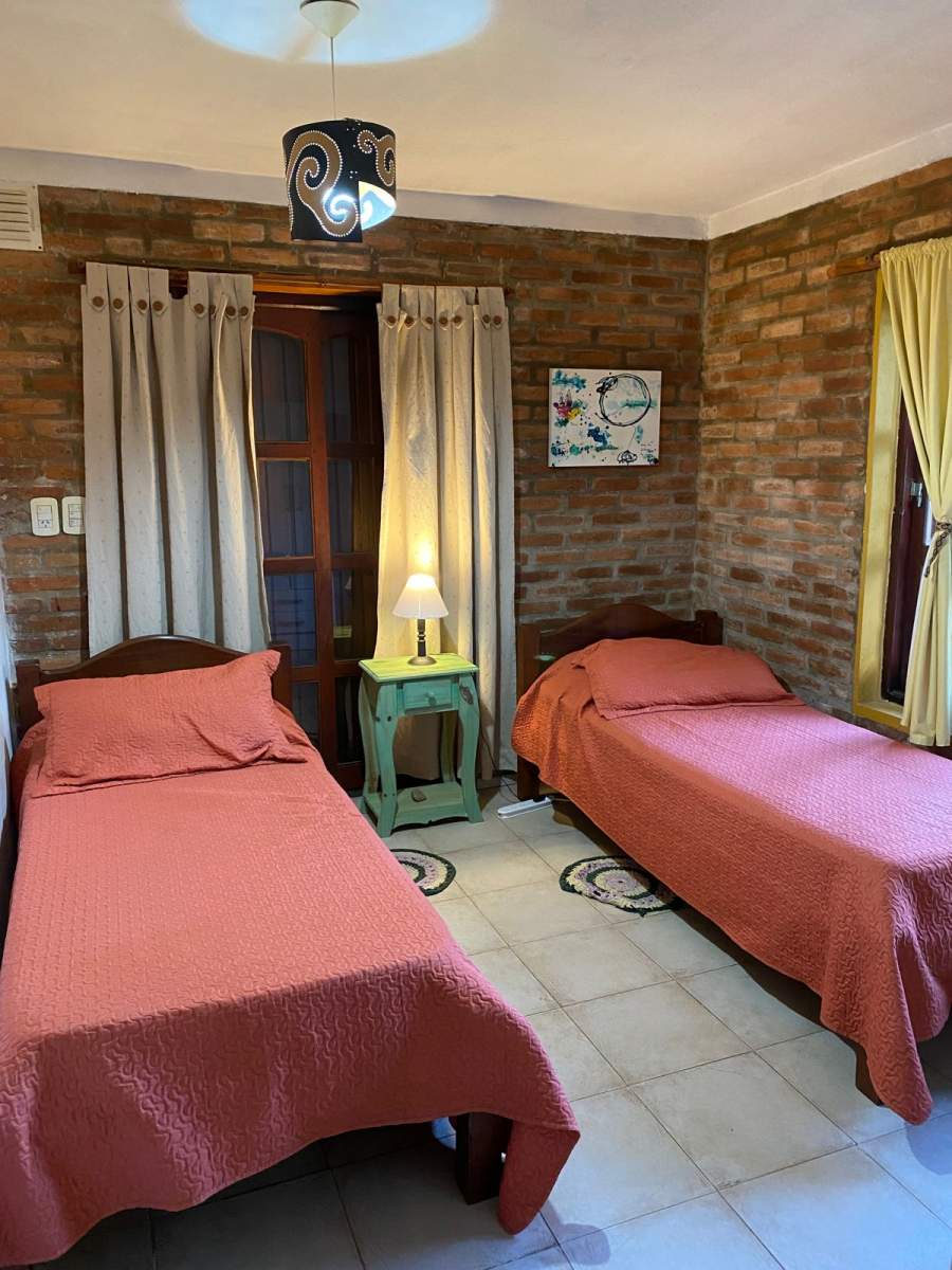 Venta de dos casas amplias con pileta!! Todos los servicios, Escritura!!!