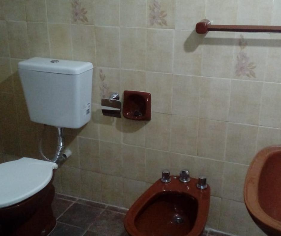 Alquilo casa 2 dorm. c cochera. Observatorio.