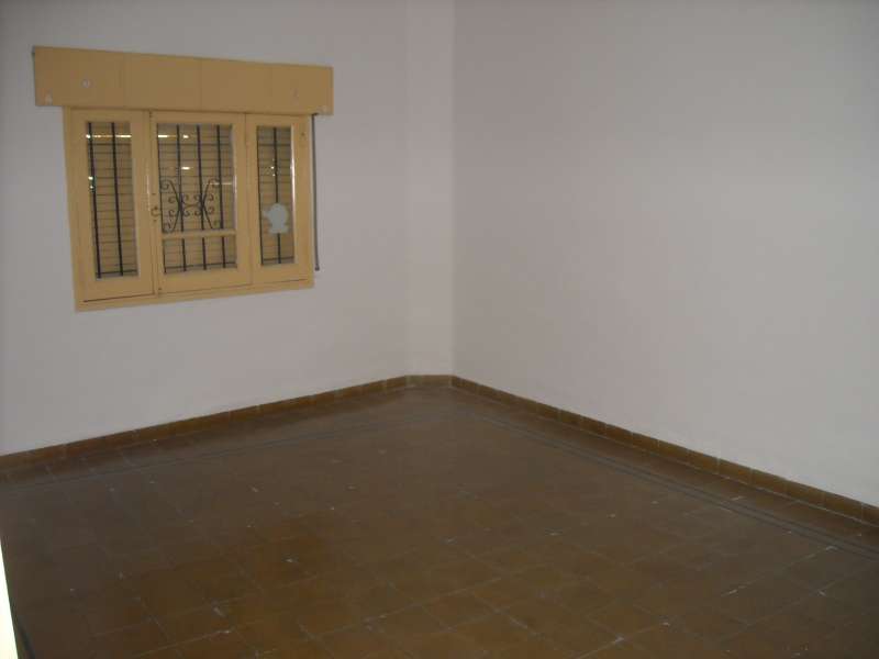 B Alberdi . A mtrs. de Duarte Quiros Alt. 2300 . 2 dormitorio y medio .  Patio y Cochera