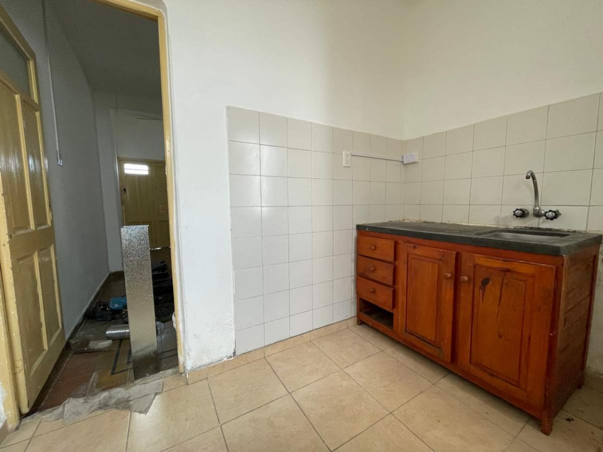 B Alberdi . A mtrs. de Duarte Quiros Alt. 2300 . 2 dormitorio y medio .  Patio y Cochera