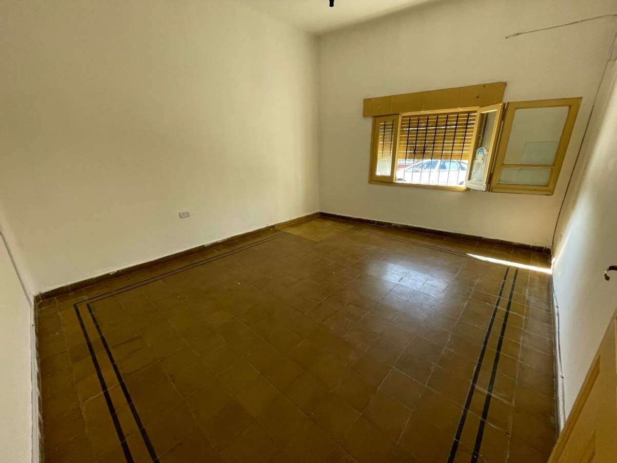 B Alberdi . A mtrs. de Duarte Quiros Alt. 2300 . 2 dormitorio y medio .  Patio y Cochera