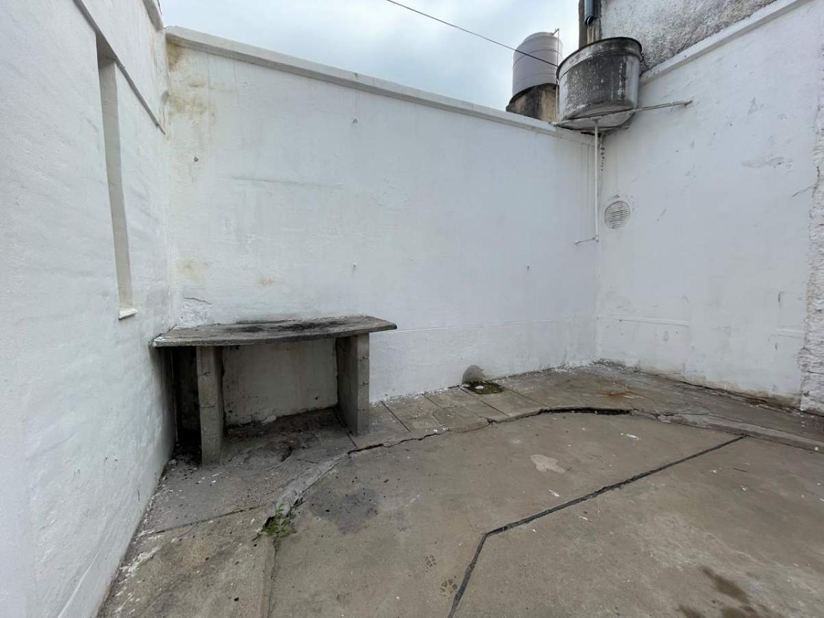 B Alberdi . A mtrs. de Duarte Quiros Alt. 2300 . 2 dormitorio y medio .  Patio y Cochera