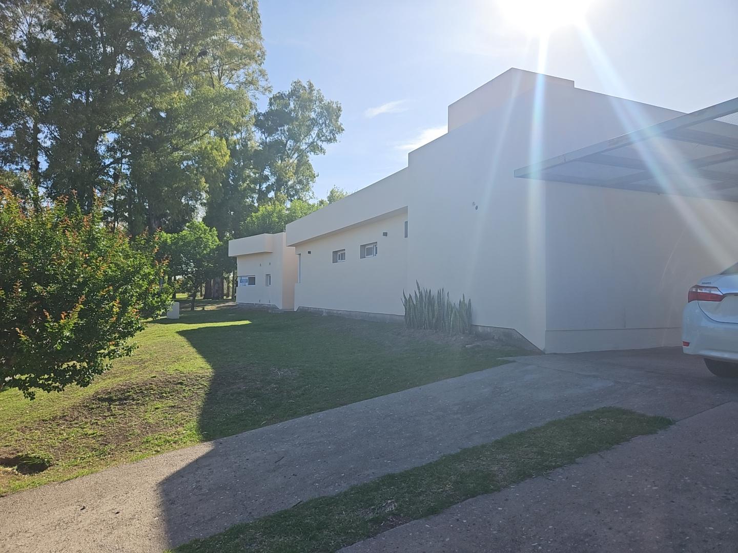 Fincas 2 Excelente Casa Esquina. U$S480.000.- Se recibe propiedad en parte de pago