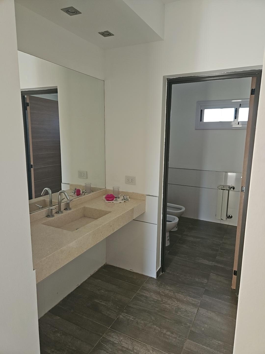 Fincas 2 Excelente Casa Esquina. U$S480.000.- Se recibe propiedad en parte de pago