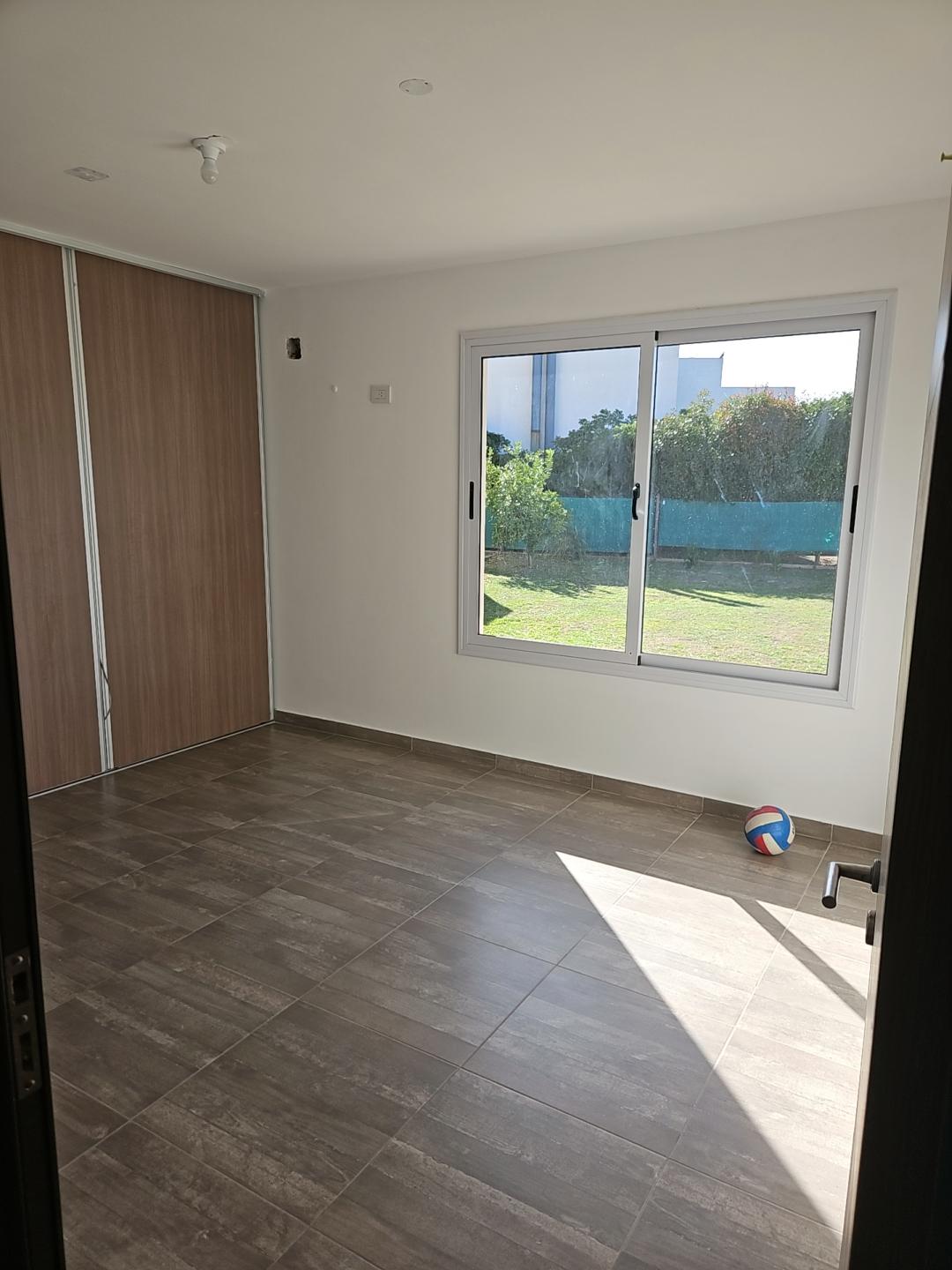 Fincas 2 Excelente Casa Esquina. U$S480.000.- Se recibe propiedad en parte de pago