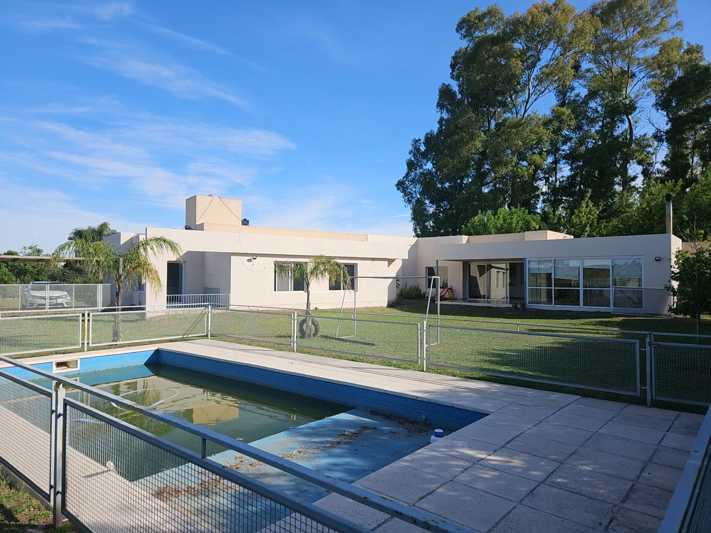 Fincas 2 Excelente Casa Esquina. U$S480.000.- Se recibe propiedad en parte de pago