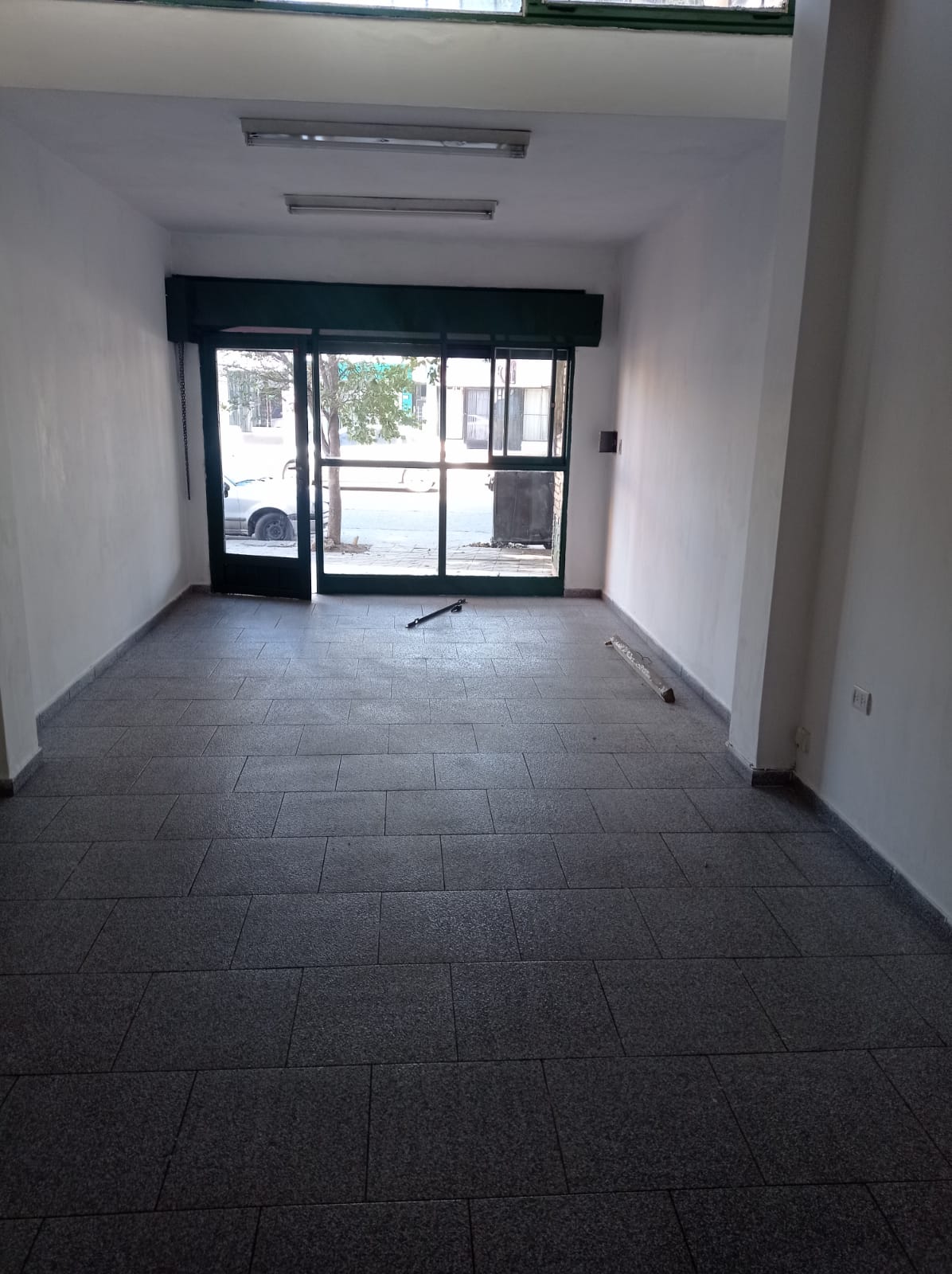 Alquilo Local Comercial sobre Monseñor Pablo Cabrera