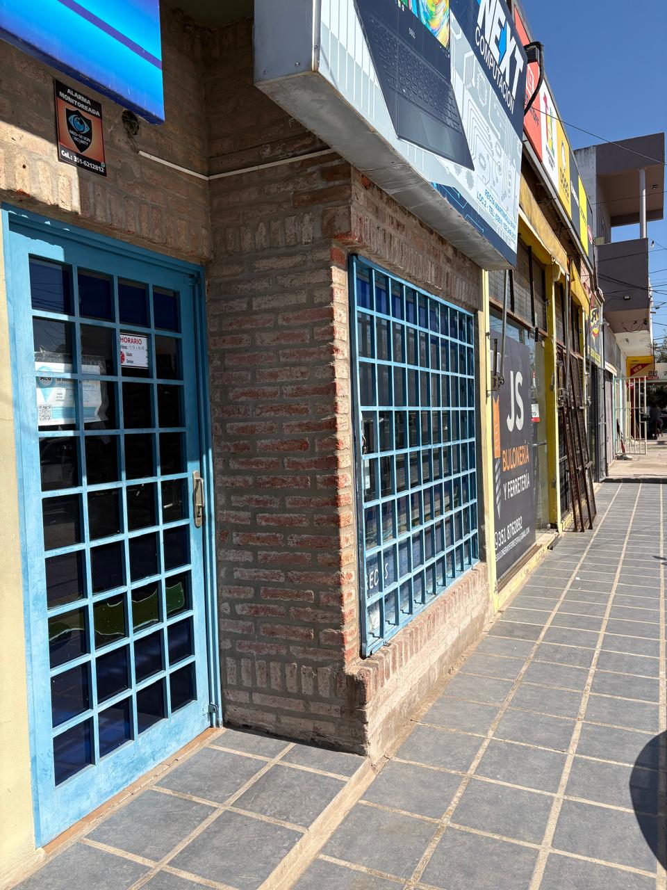 Se vende local en Av. Recta Martinolli al 8100