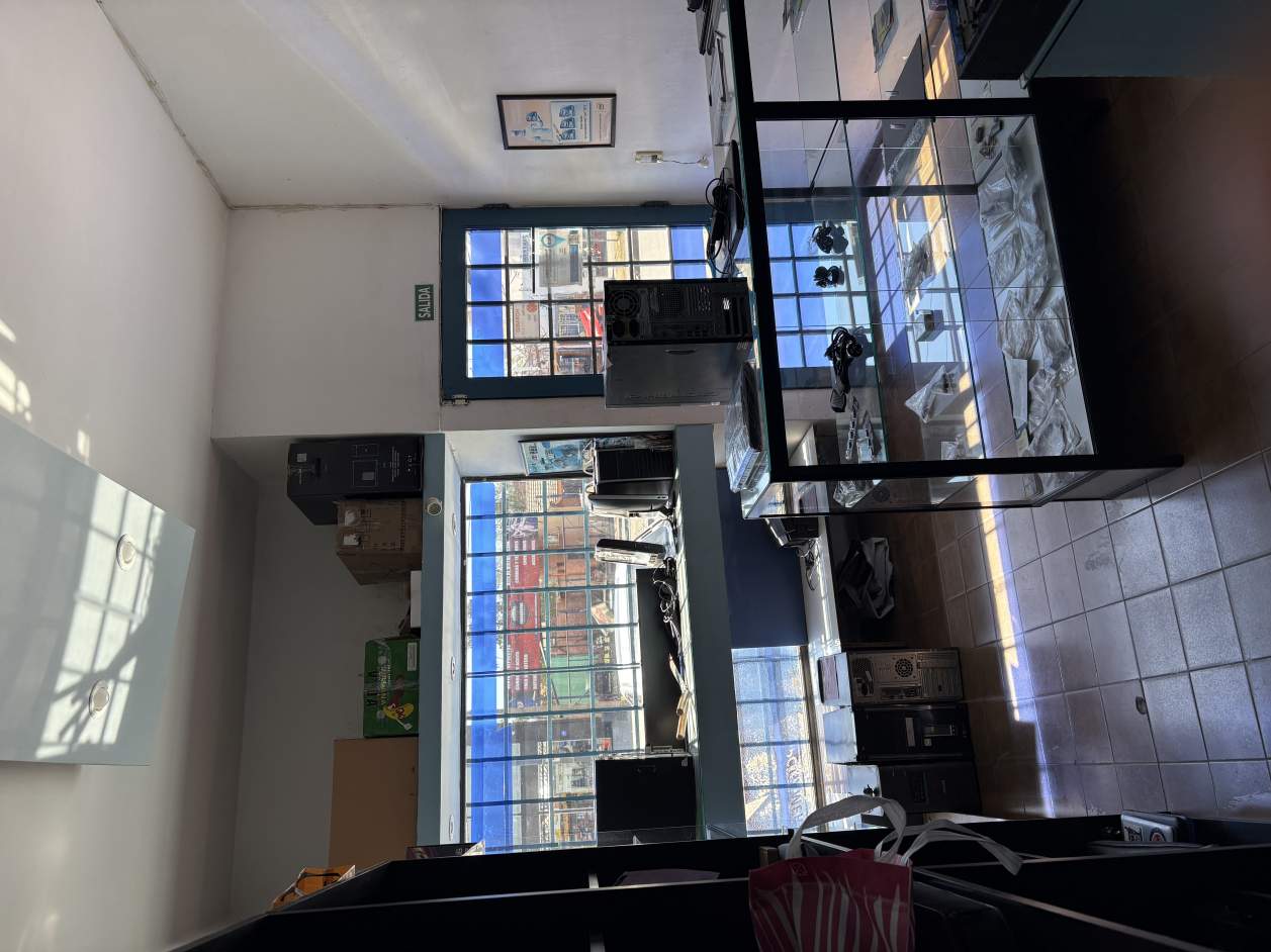 Se vende local en Recta Martinolli al 8100