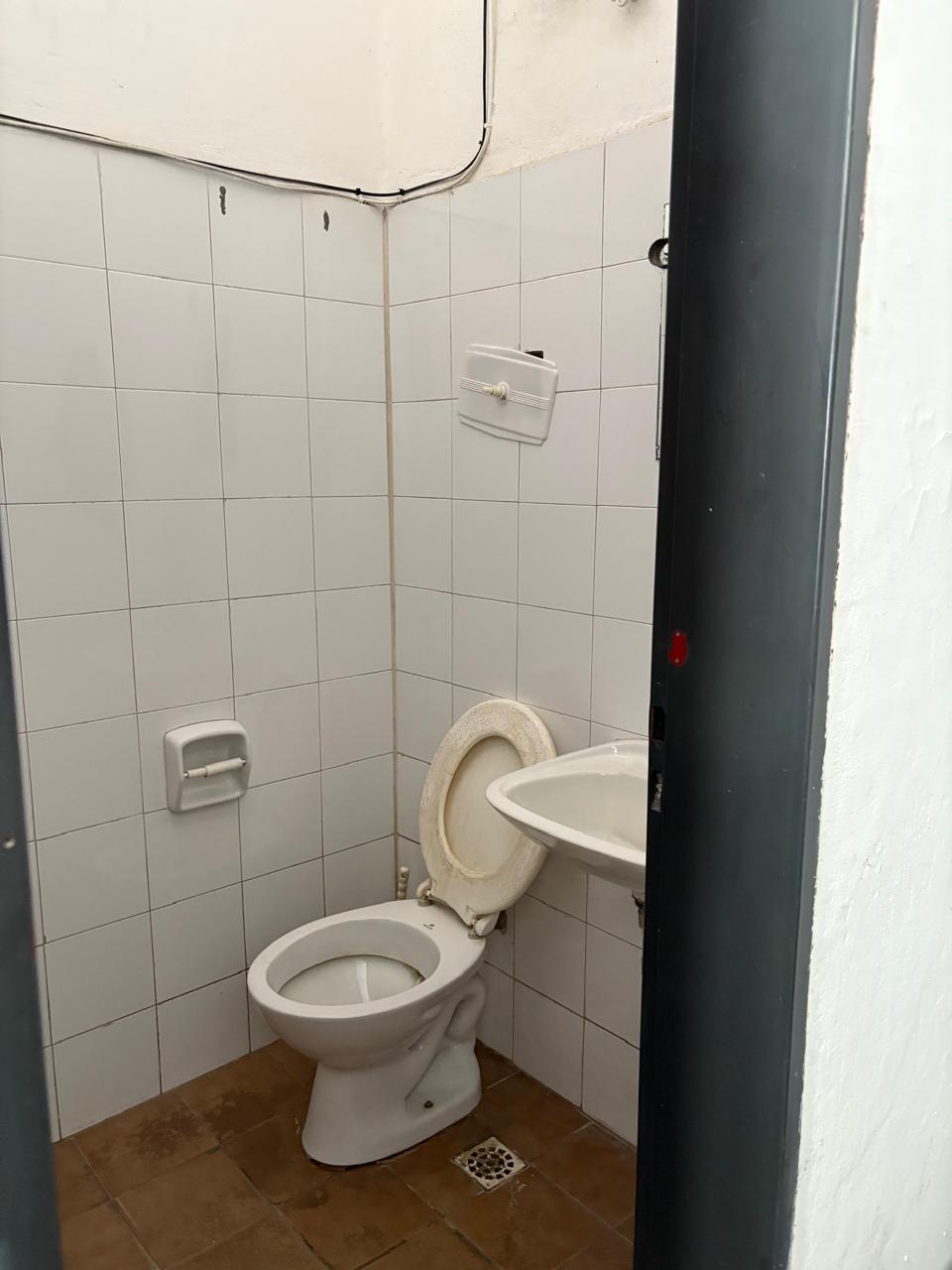 Se vende local en Recta Martinolli al 8100