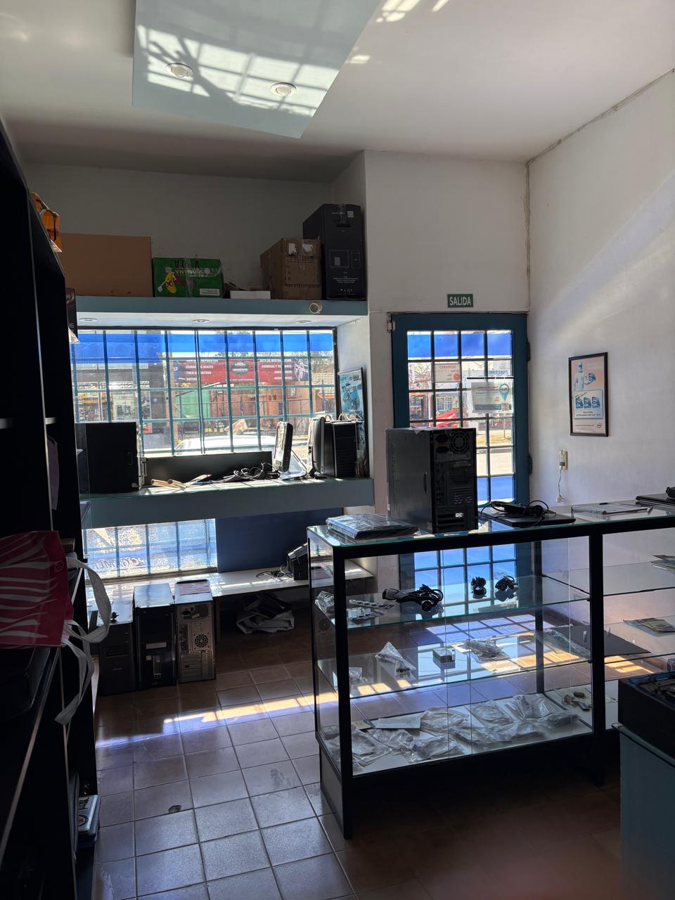 Se vende local en Recta Martinolli al 8100