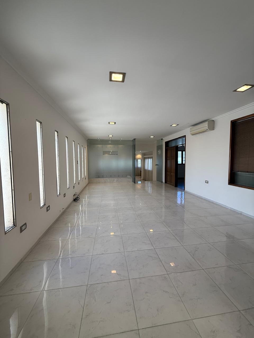 Piso completo - Oficina lista para trabajar  en General Paz - Rubros varios con privacidad