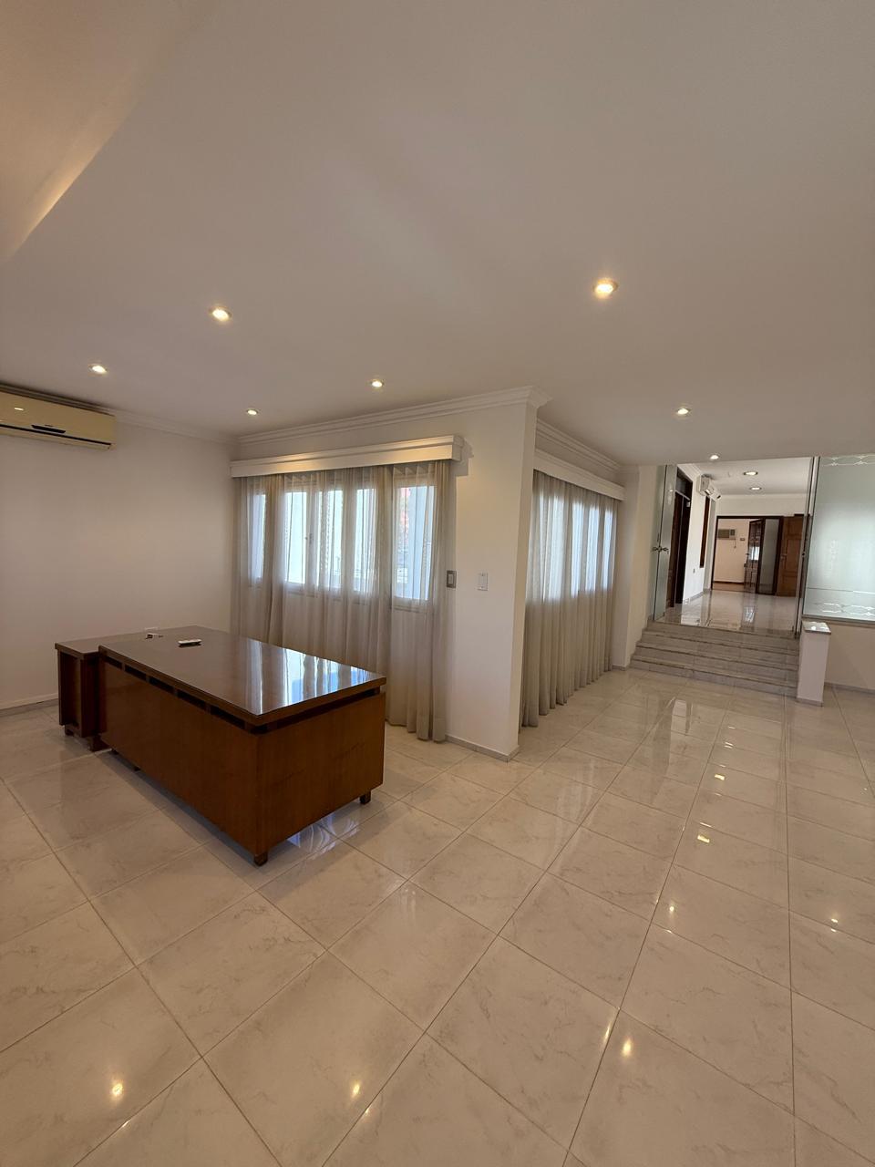 Piso completo - Oficina lista para trabajar  en General Paz - Rubros varios con privacidad