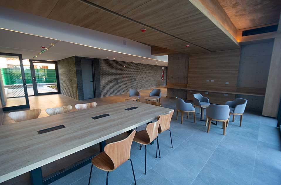 ALQUILER Depto 2 Dormitorios Cochera Seguridad Opera Plaza