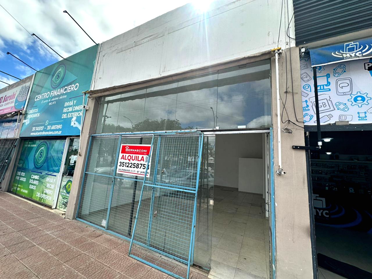 Local Comercial en Alquiler  Doble Altura y Excelente Frente en Av. Vélez Sarsfield