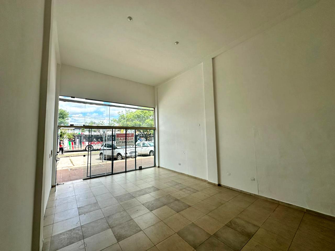 Local Comercial en Alquiler  Doble Altura y Excelente Frente en Av. Vélez Sarsfield