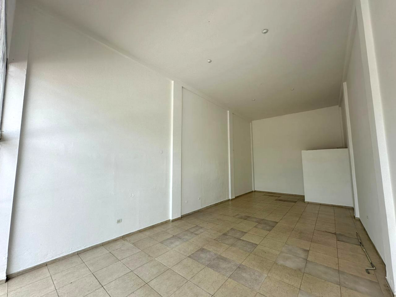 Local Comercial en Alquiler  Doble Altura y Excelente Frente en Av. Vélez Sarsfield