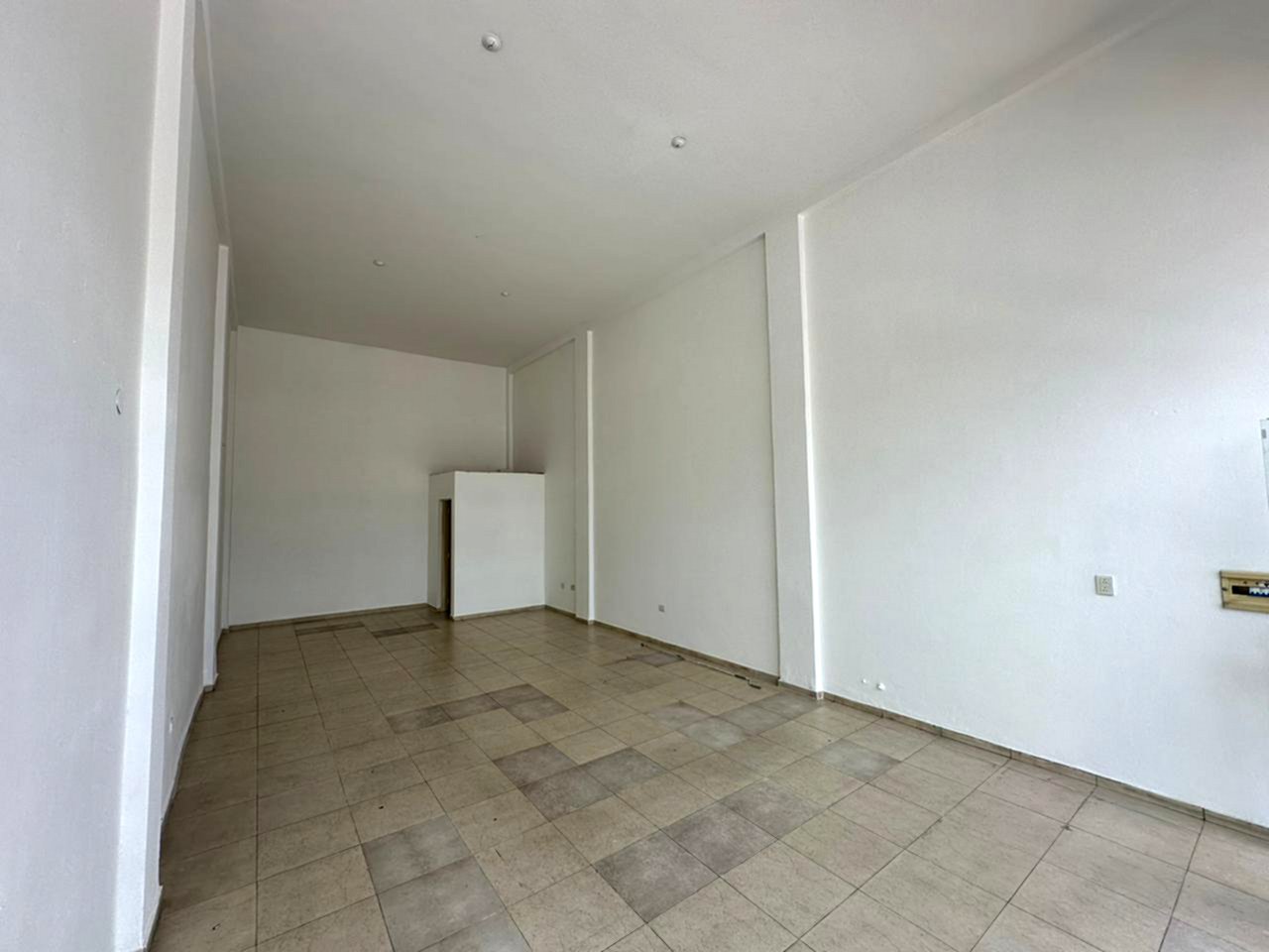 Local Comercial en Alquiler  Doble Altura y Excelente Frente en Av. Vélez Sarsfield