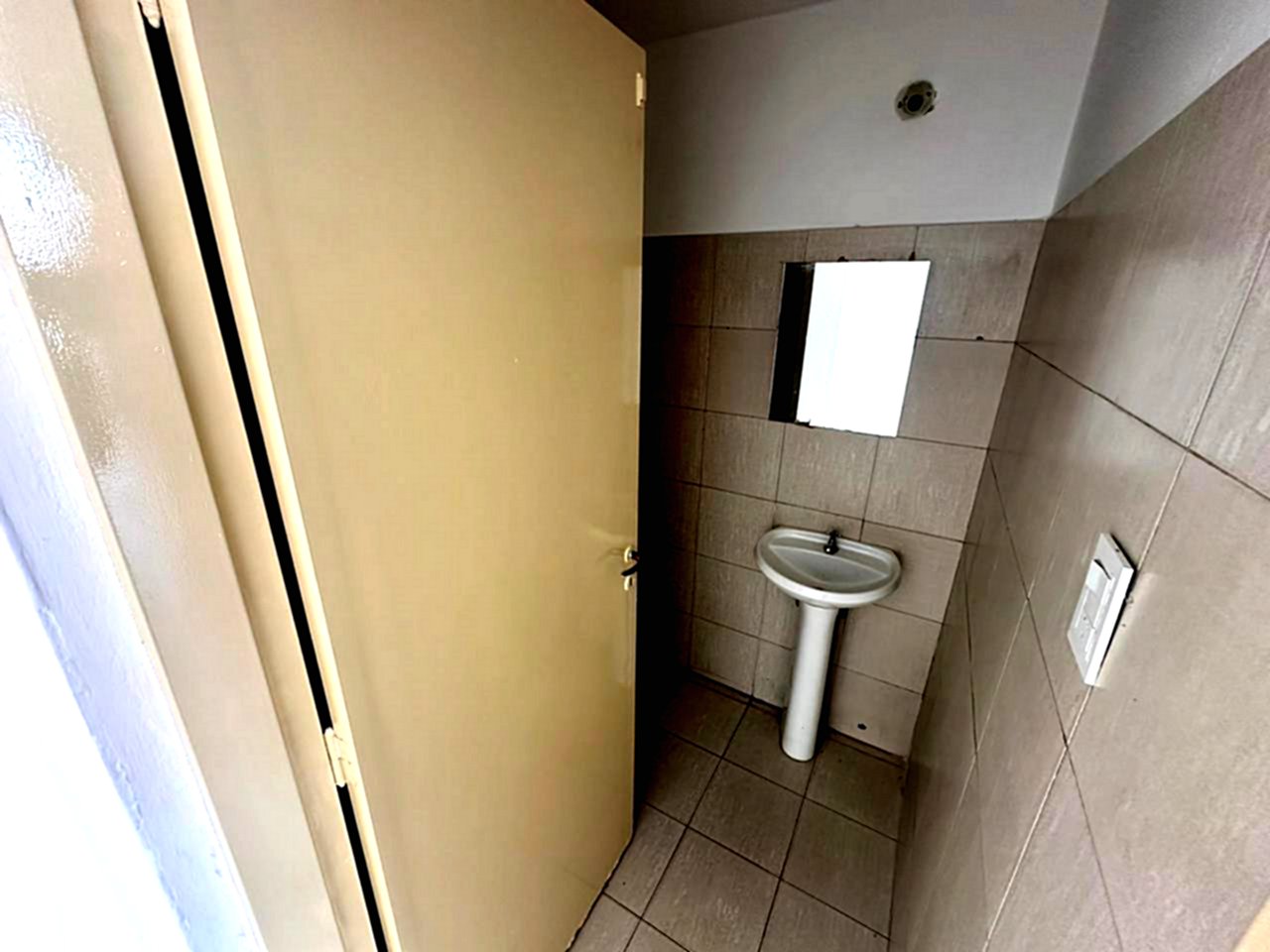 Local Comercial en Alquiler  Doble Altura y Excelente Frente en Av. Vélez Sarsfield