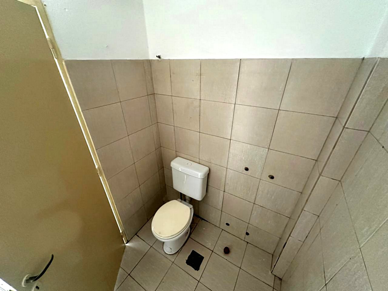 Local Comercial en Alquiler  Doble Altura y Excelente Frente en Av. Vélez Sarsfield