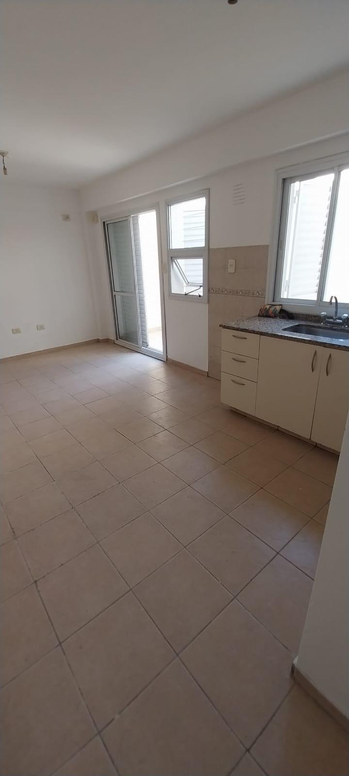 DEPARTAMENTO EN ALQUILER A UNA CUADRA DE AV. COLON EN CALLE AGUIRRE CAMARA