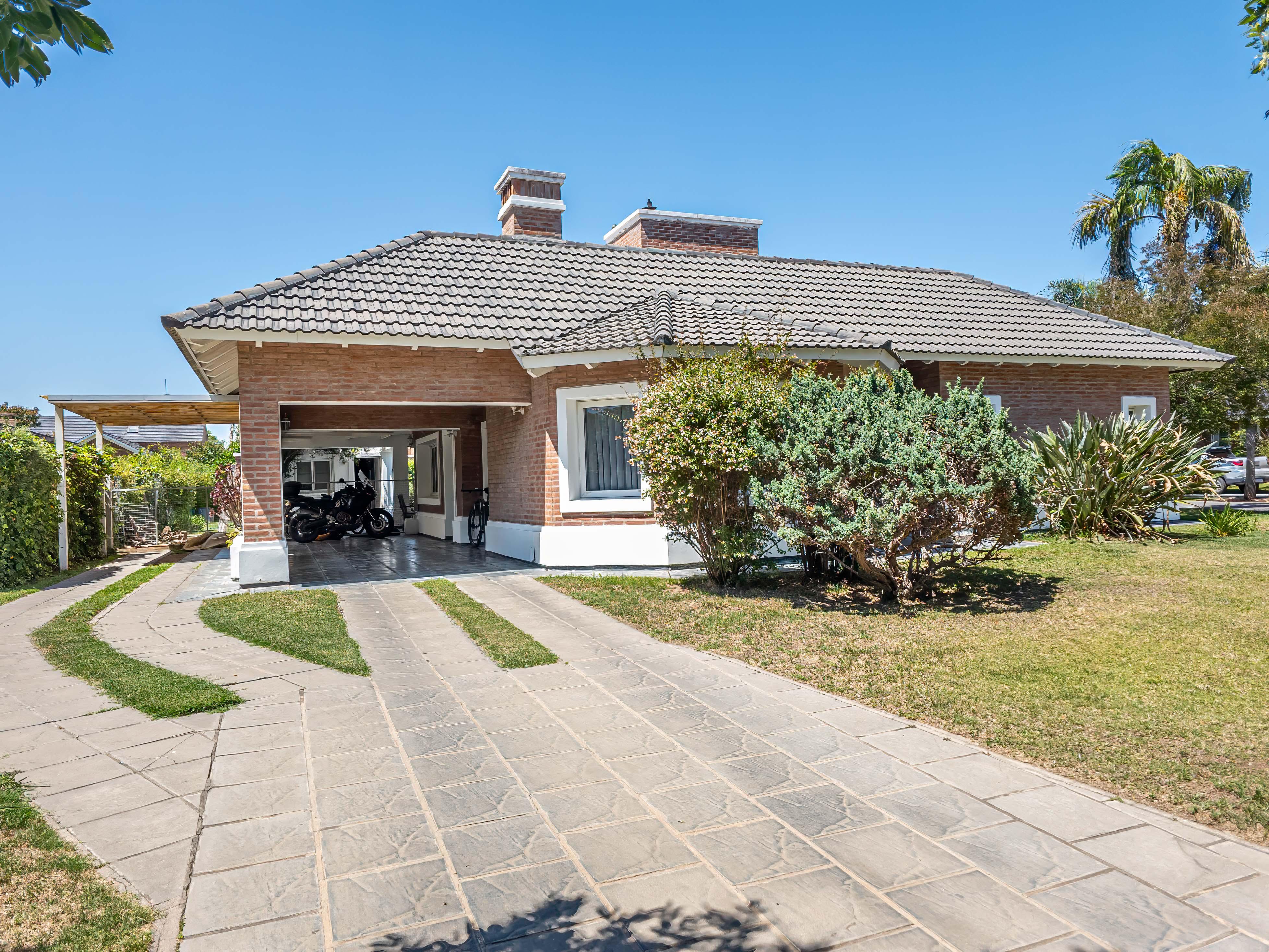 JOYA DE ARQUITECTURA EN COUNTRY JOCKEY CLUB CÓRDOBA  3 Dormitorios, Piscina y Lote Espectacular