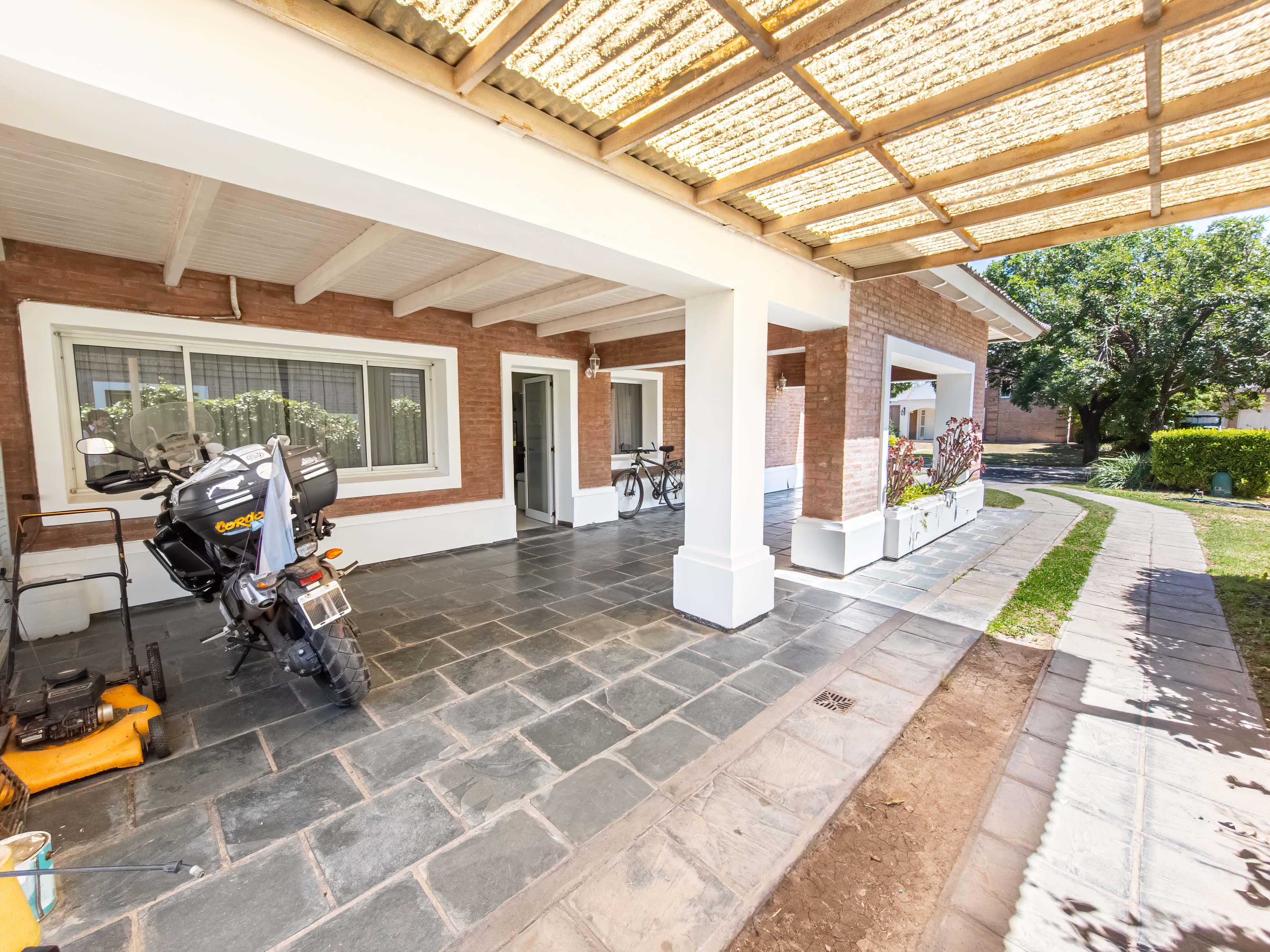 JOYA DE ARQUITECTURA EN COUNTRY JOCKEY CLUB CÓRDOBA  3 Dormitorios, Piscina y Lote Espectacular