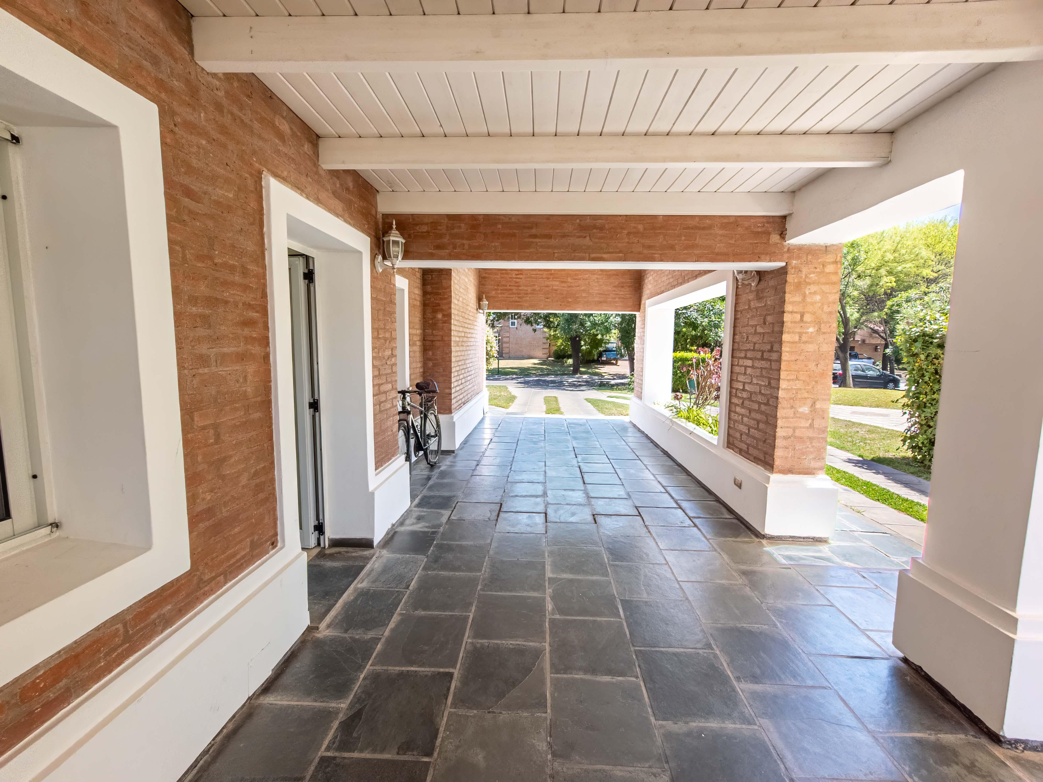 JOYA DE ARQUITECTURA EN COUNTRY JOCKEY CLUB CÓRDOBA  3 Dormitorios, Piscina y Lote Espectacular