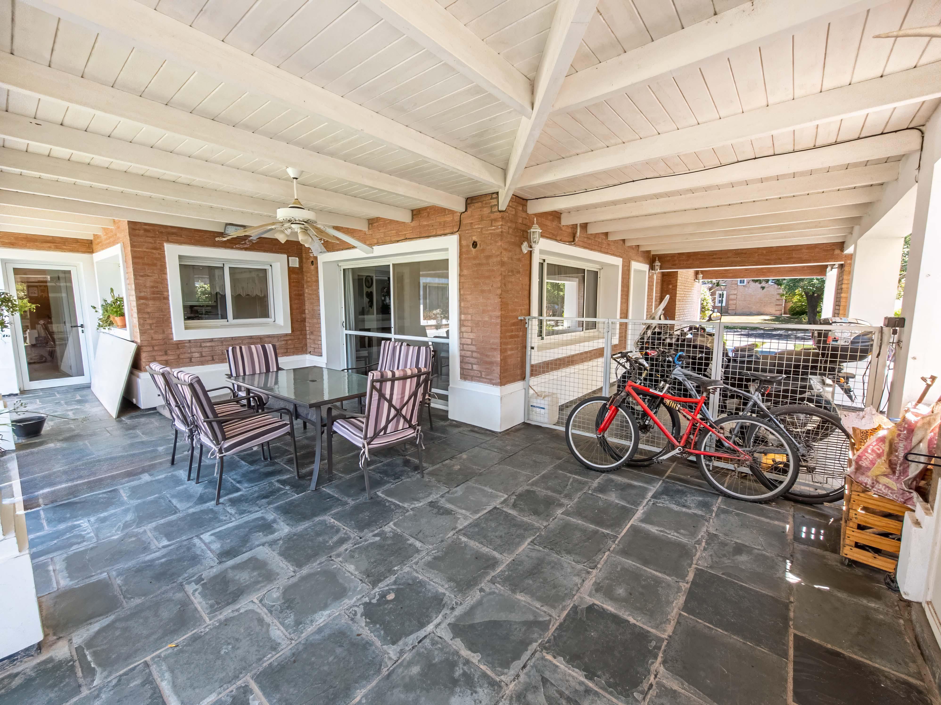 JOYA DE ARQUITECTURA EN COUNTRY JOCKEY CLUB CÓRDOBA  3 Dormitorios, Piscina y Lote Espectacular