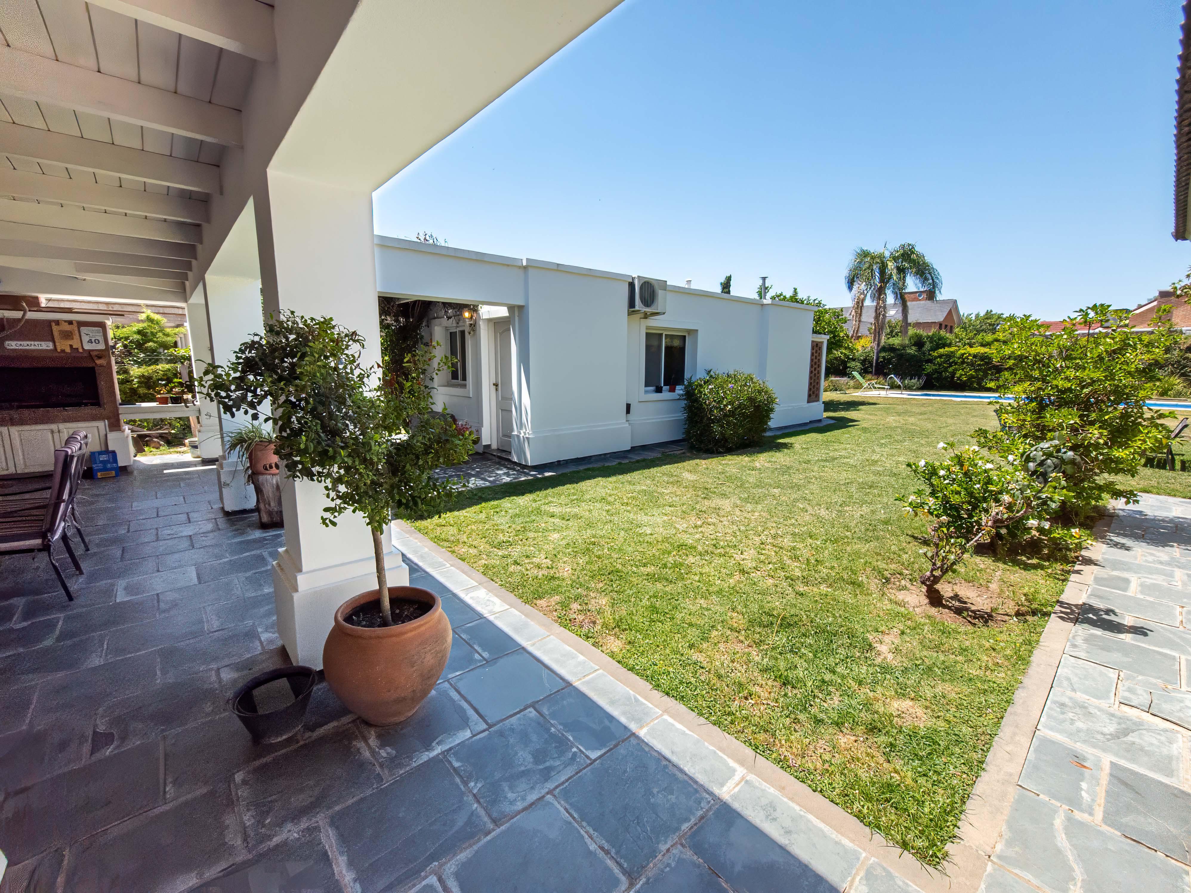 JOYA DE ARQUITECTURA EN COUNTRY JOCKEY CLUB CÓRDOBA  3 Dormitorios, Piscina y Lote Espectacular