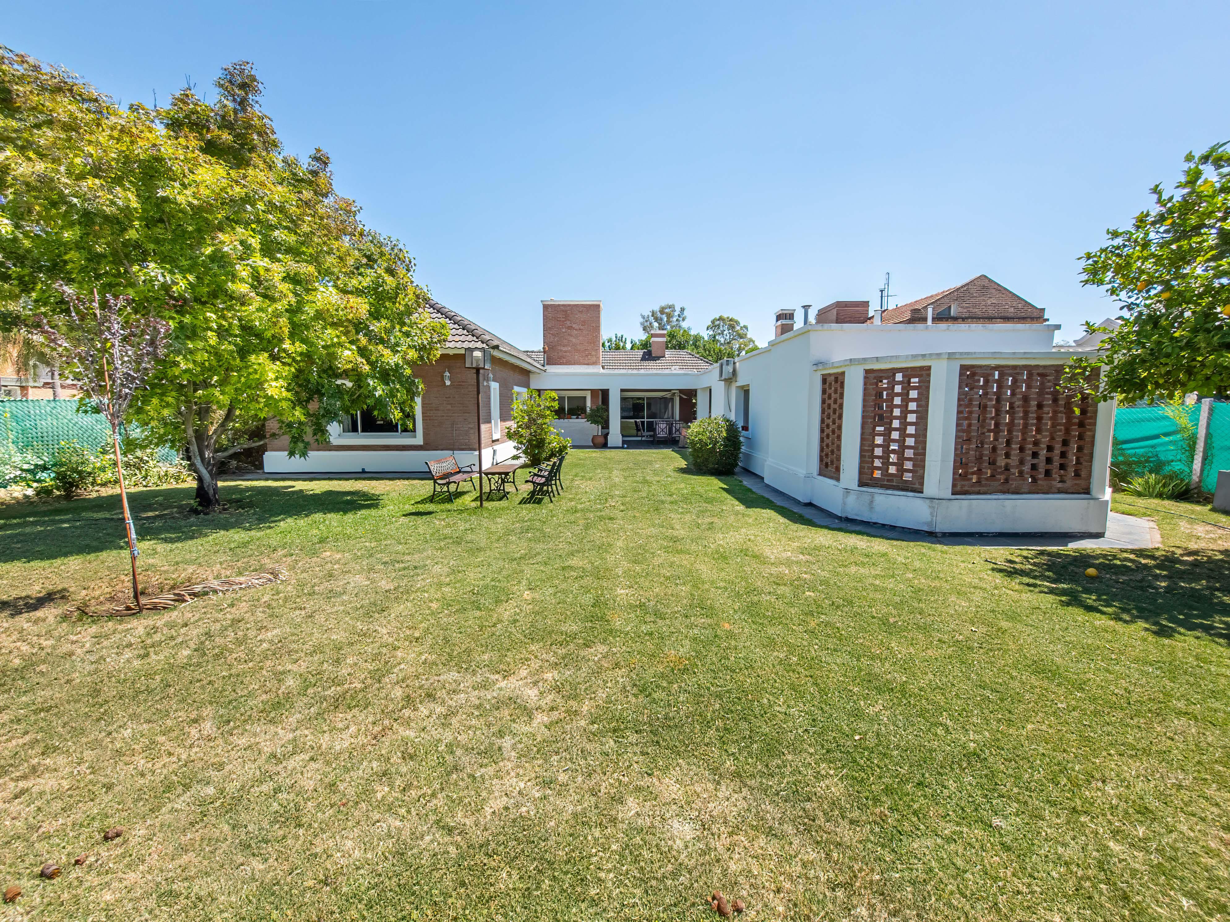 JOYA DE ARQUITECTURA EN COUNTRY JOCKEY CLUB CÓRDOBA  3 Dormitorios, Piscina y Lote Espectacular
