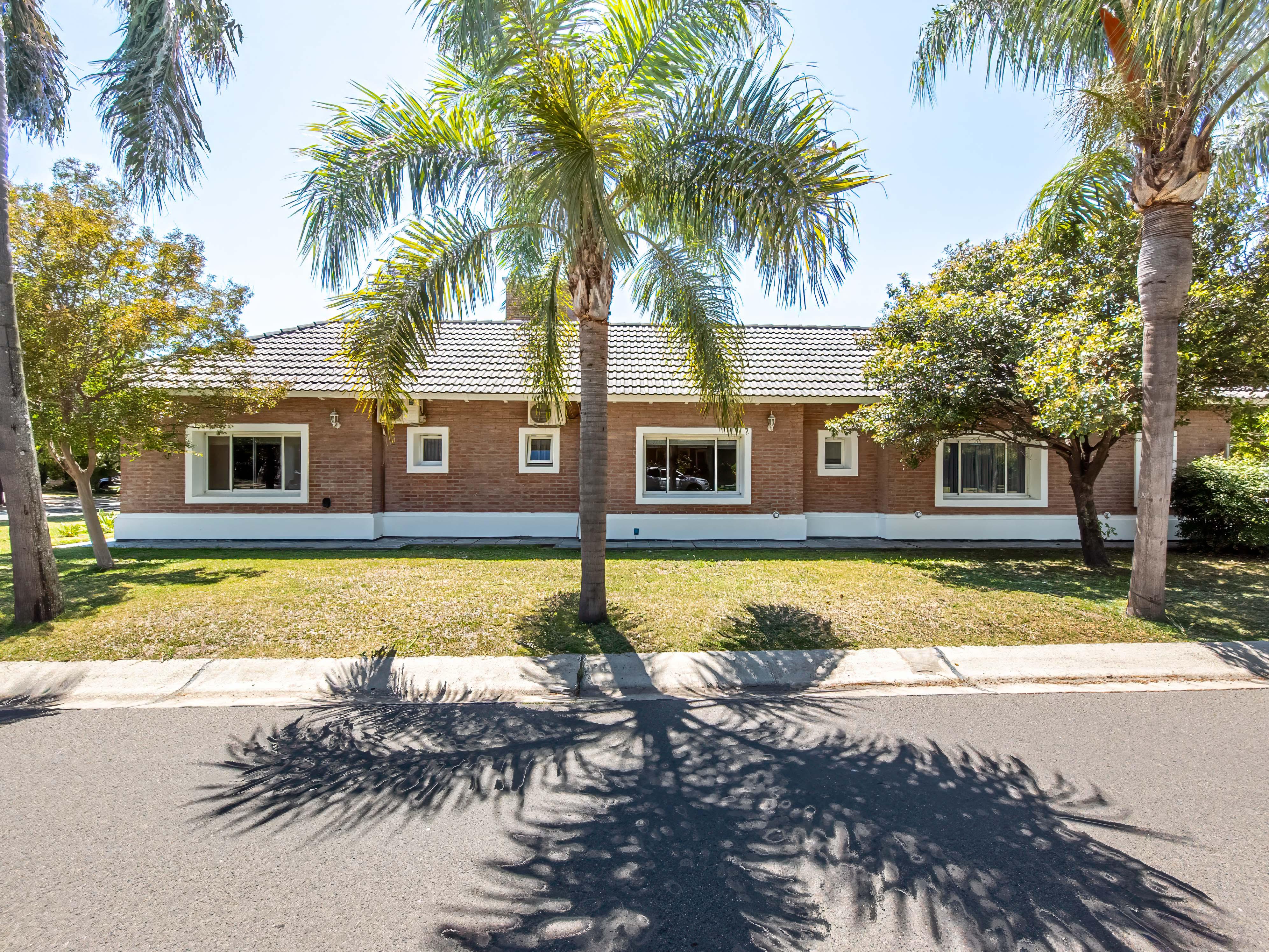 JOYA DE ARQUITECTURA EN COUNTRY JOCKEY CLUB CÓRDOBA  3 Dormitorios, Piscina y Lote Espectacular