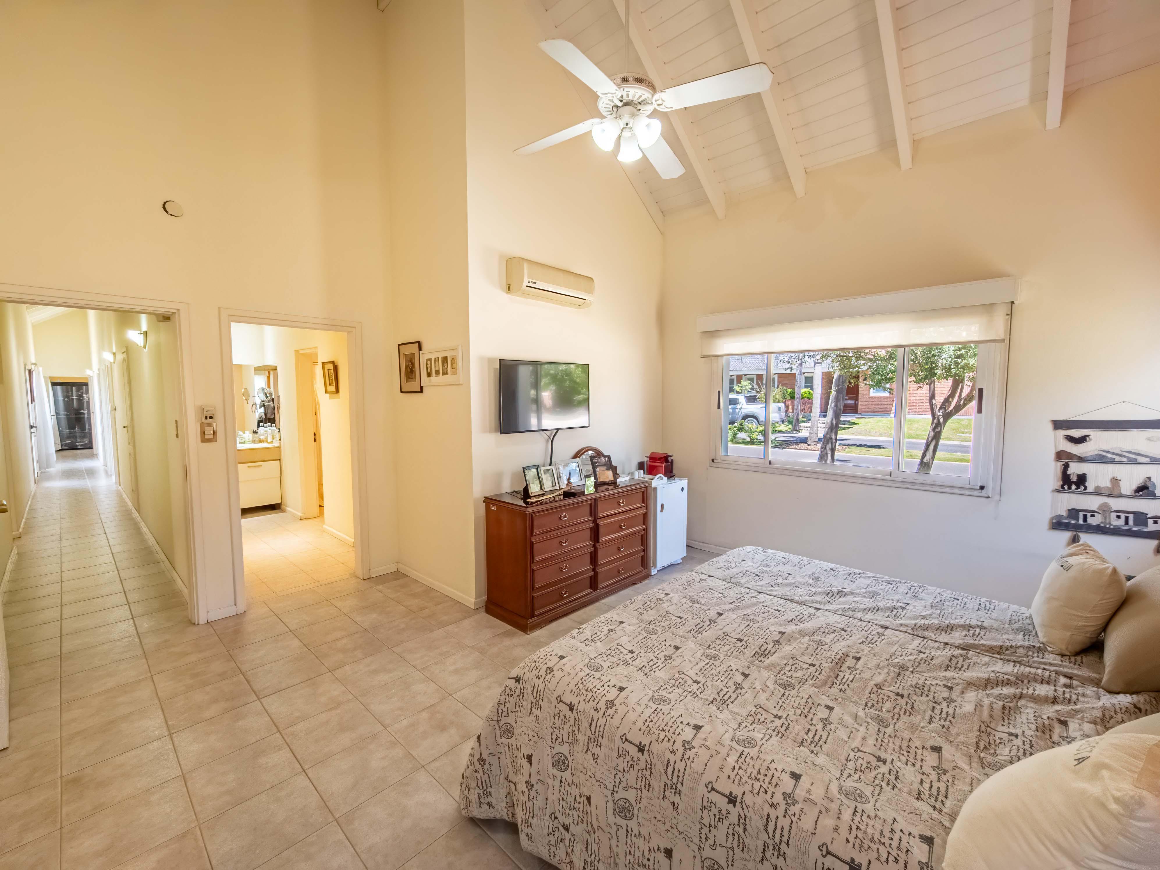 JOYA DE ARQUITECTURA EN COUNTRY JOCKEY CLUB CÓRDOBA  3 Dormitorios, Piscina y Lote Espectacular