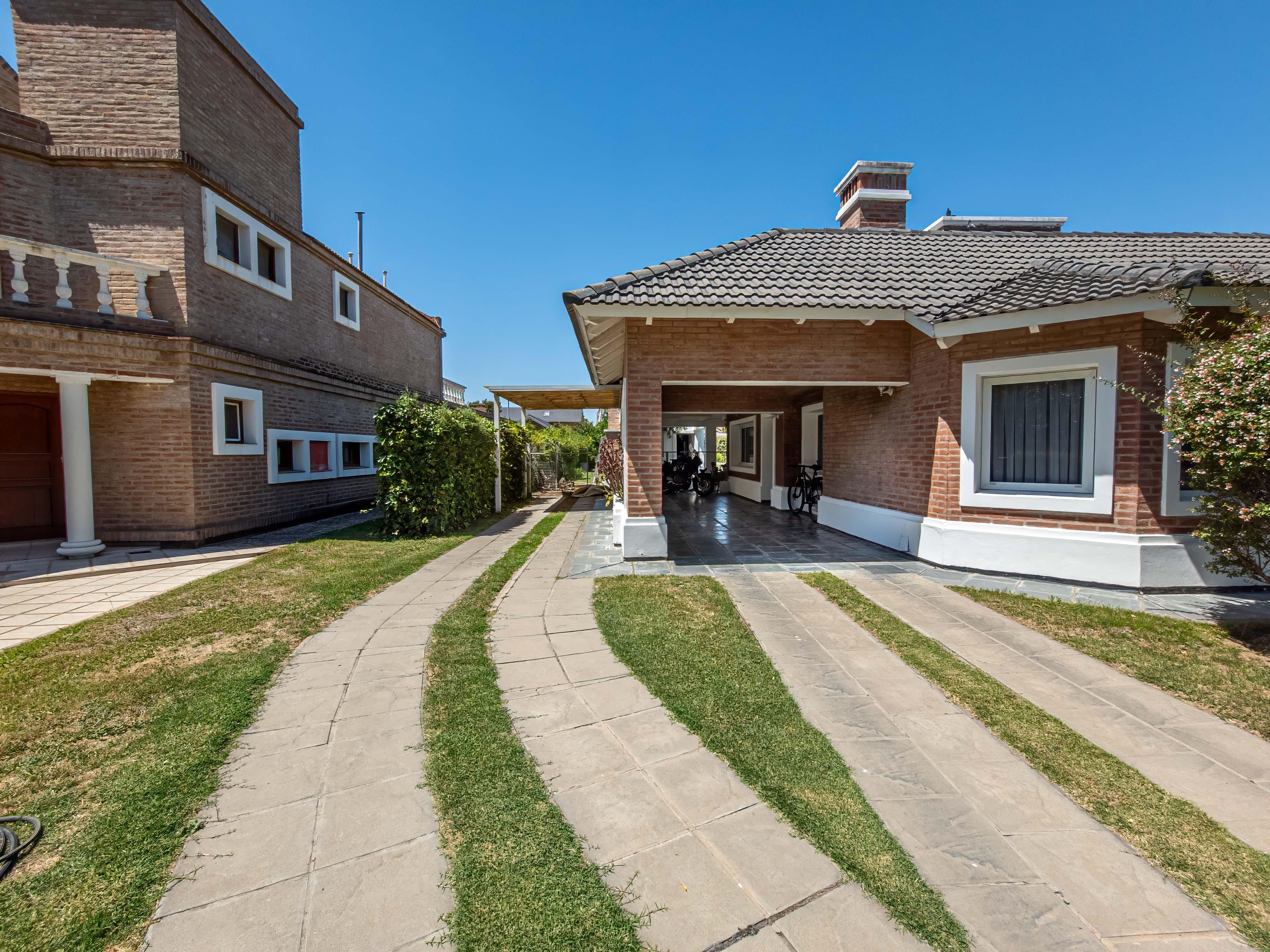 JOYA DE ARQUITECTURA EN COUNTRY JOCKEY CLUB CÓRDOBA  3 Dormitorios, Piscina y Lote Espectacular