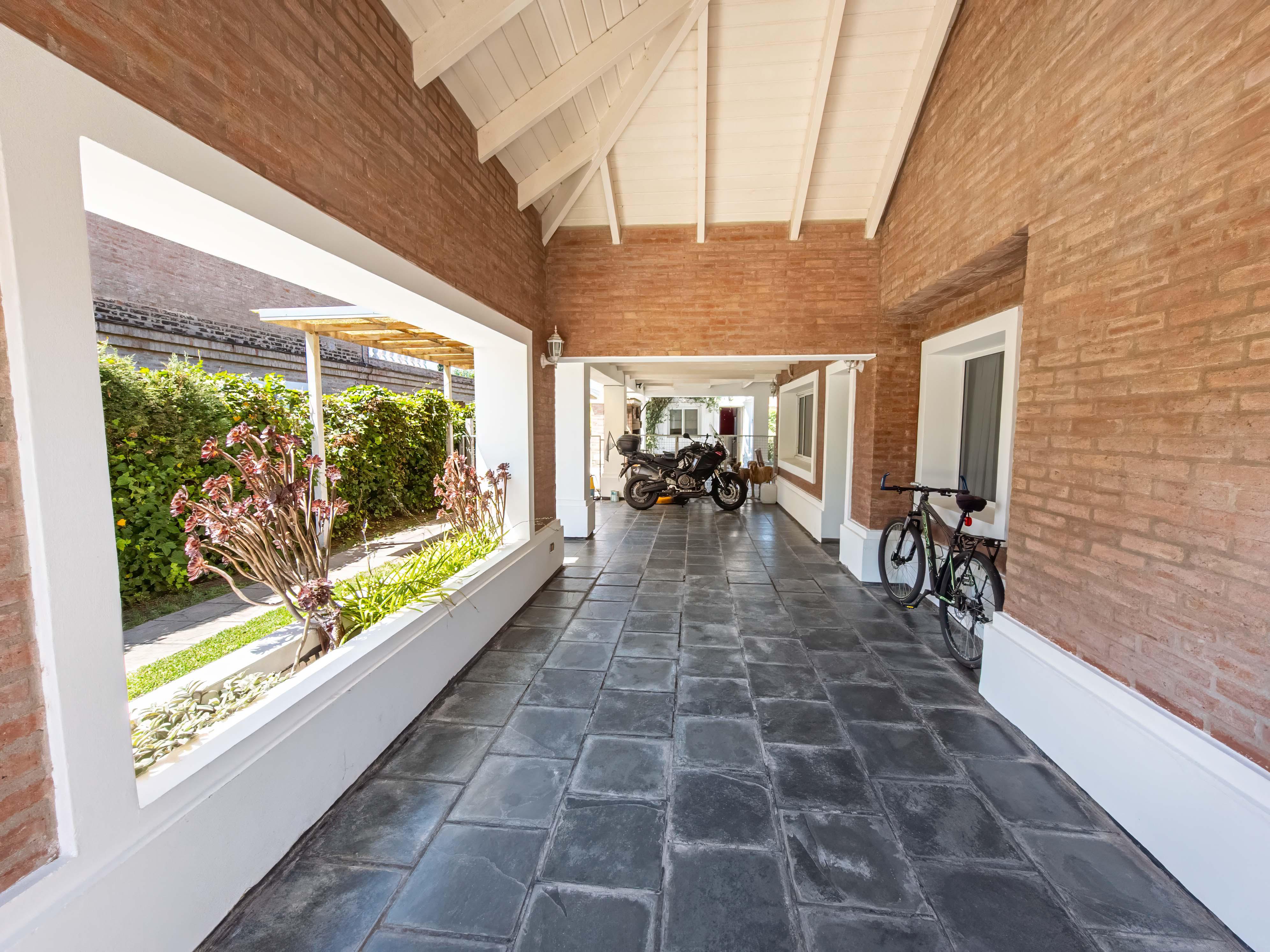 JOYA DE ARQUITECTURA EN COUNTRY JOCKEY CLUB CÓRDOBA  3 Dormitorios, Piscina y Lote Espectacular