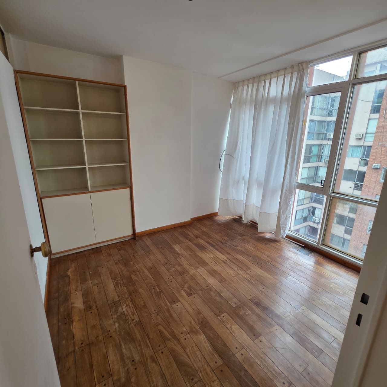 Alquilo Oficina Semi Piso Colon y Cañada