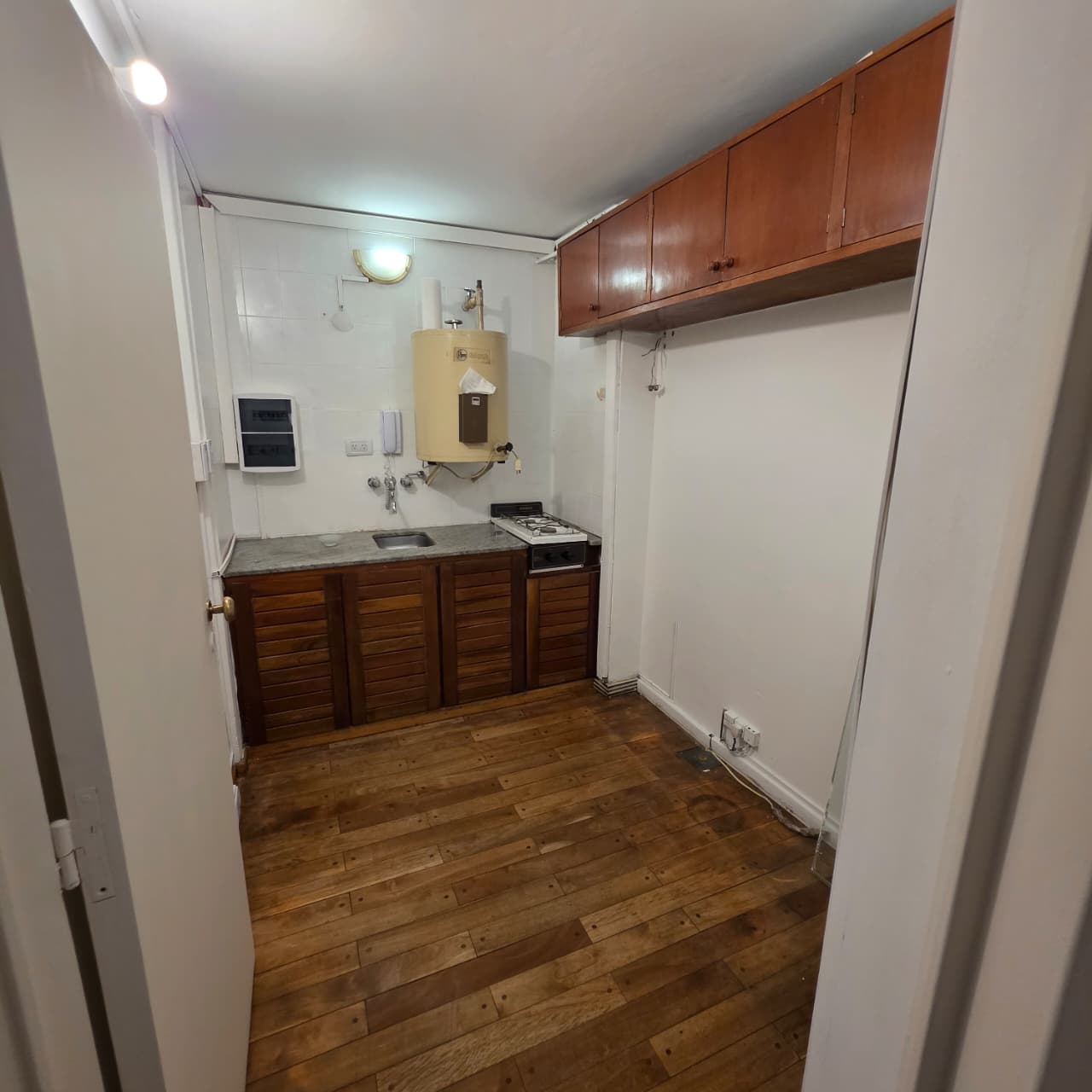 Alquilo Oficina Semi Piso Colon y Cañada