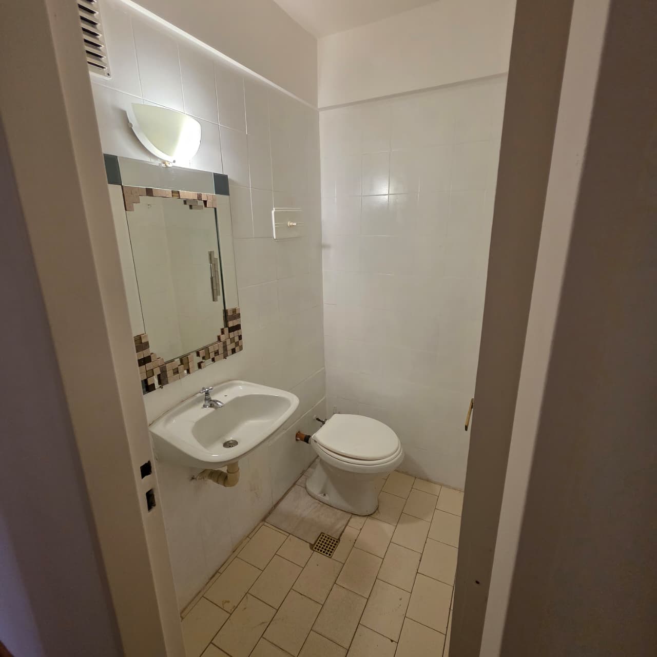 Alquilo Oficina Semi Piso Colon y Cañada