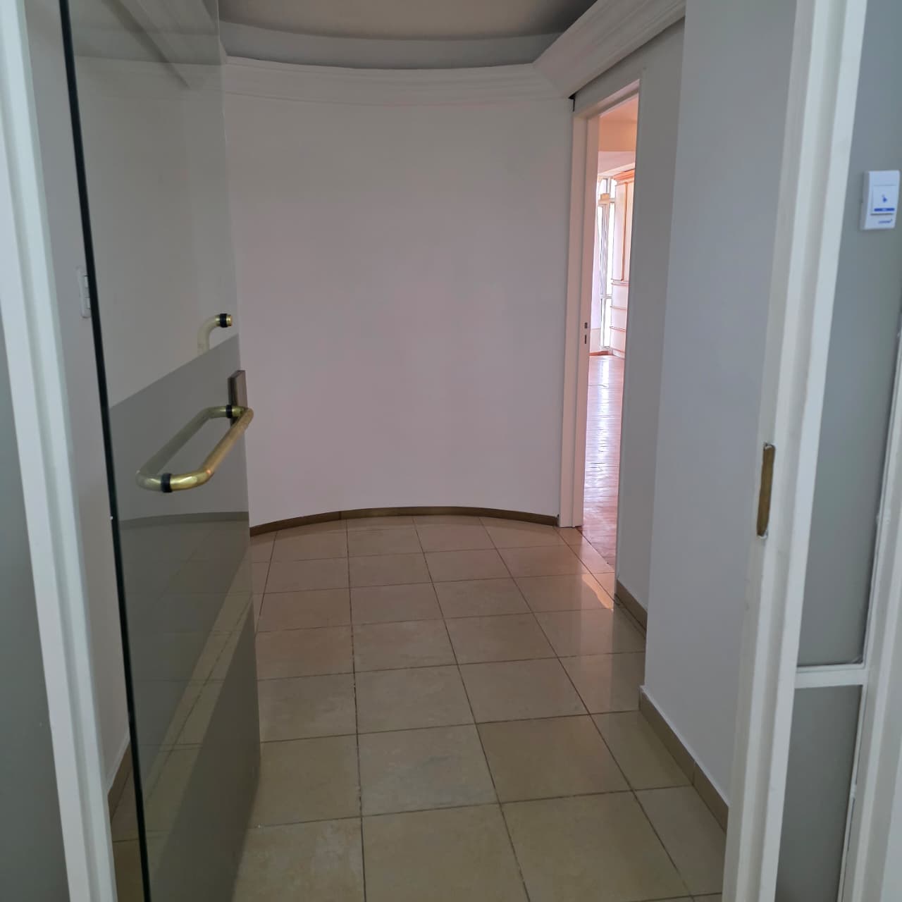 Alquilo Oficina Semi Piso Colon y Cañada