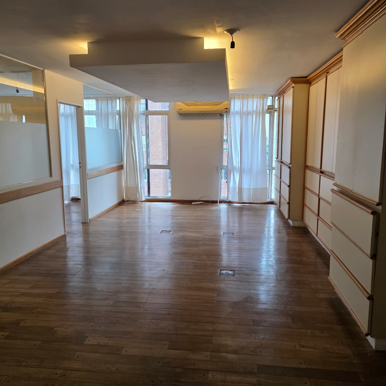 Alquilo Oficina Semi Piso Colon y Cañada