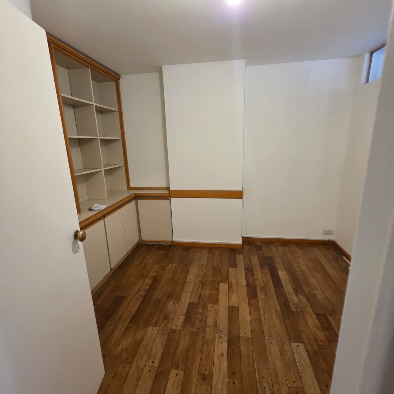 Alquilo Oficina Semi Piso Colon y Cañada