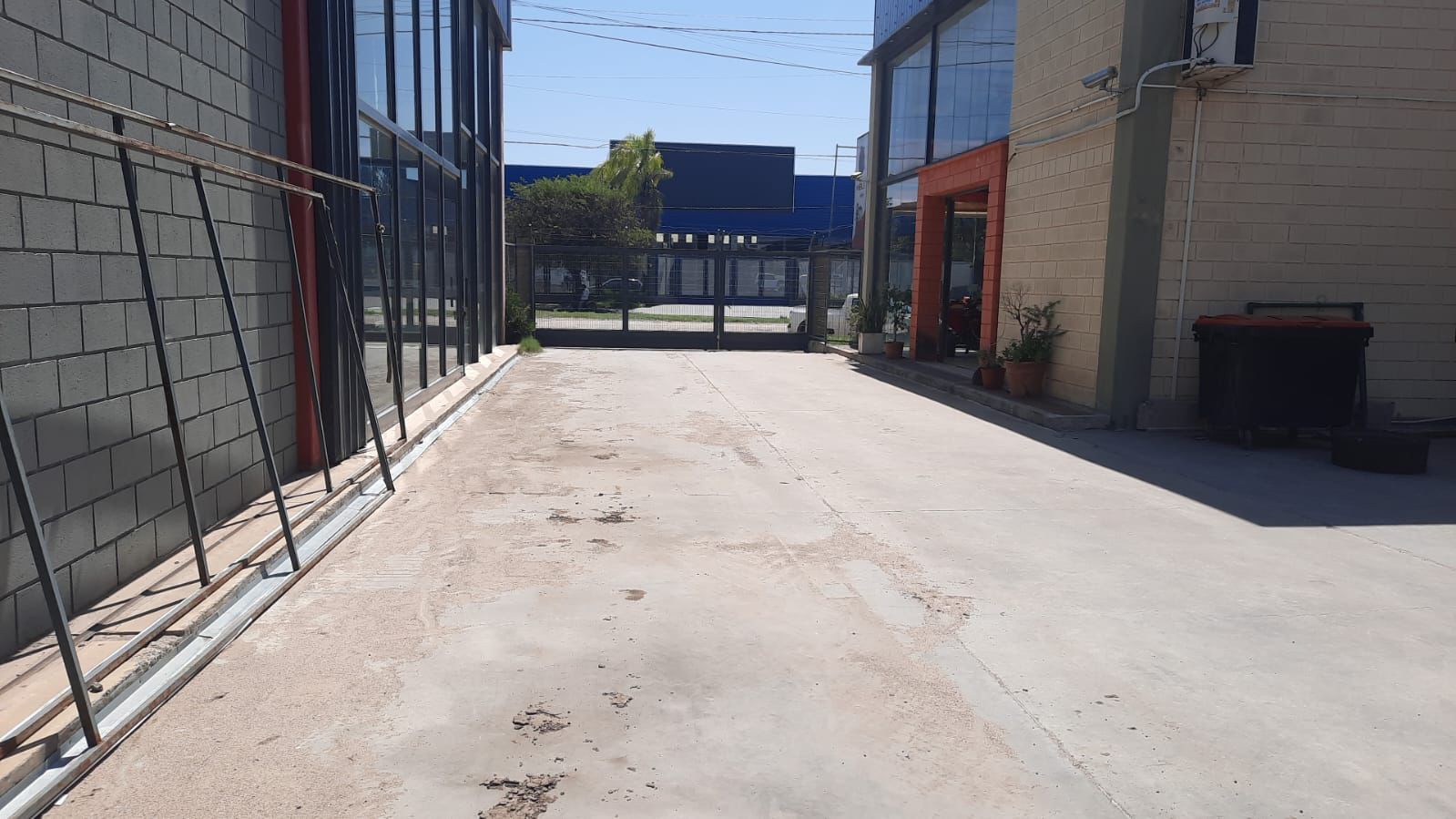 Alquilo Local 400 m2 -Taller- Juan B justo Cordoba