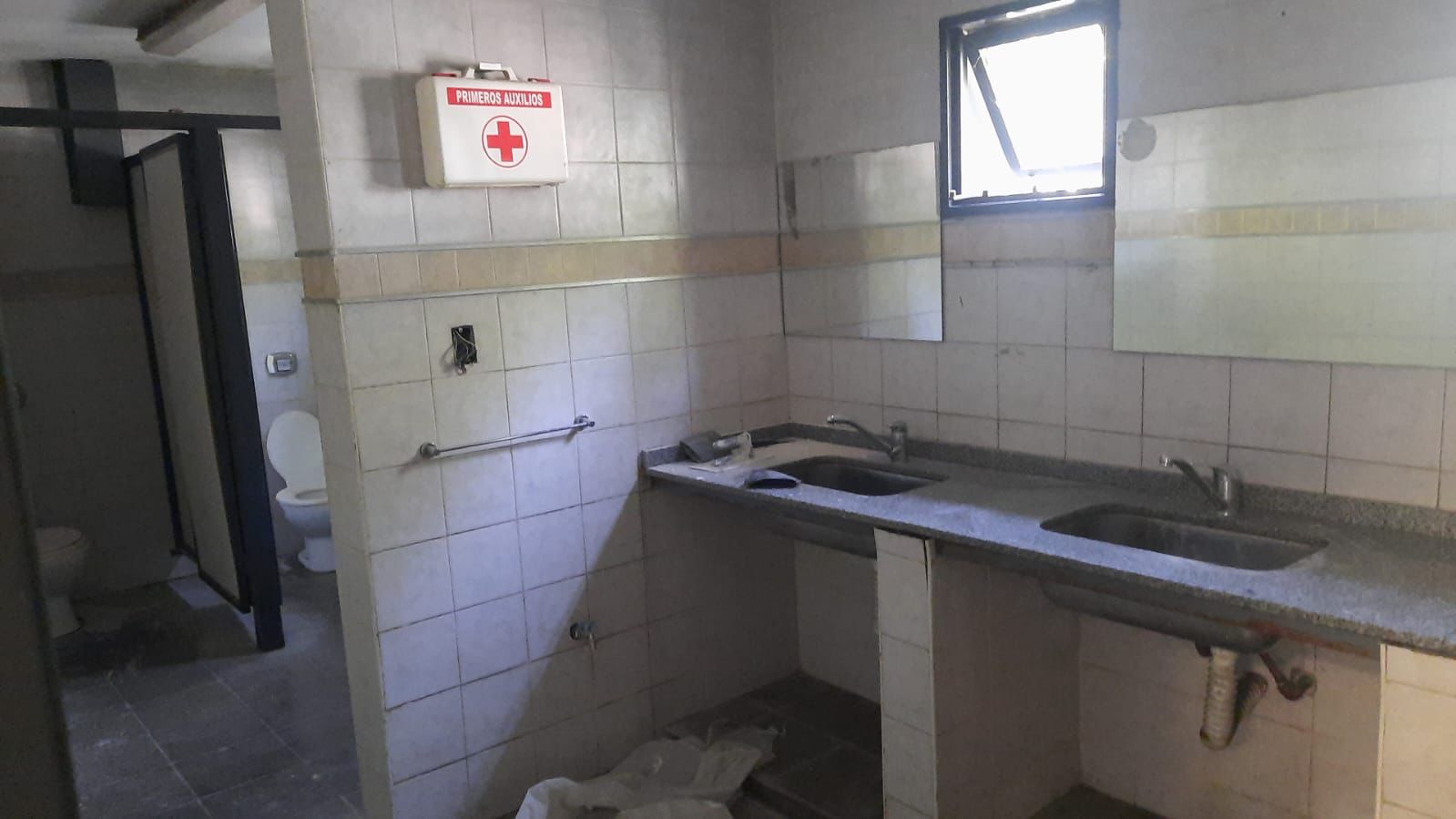 Alquilo Local 400 m2 -Taller- Juan B justo Cordoba