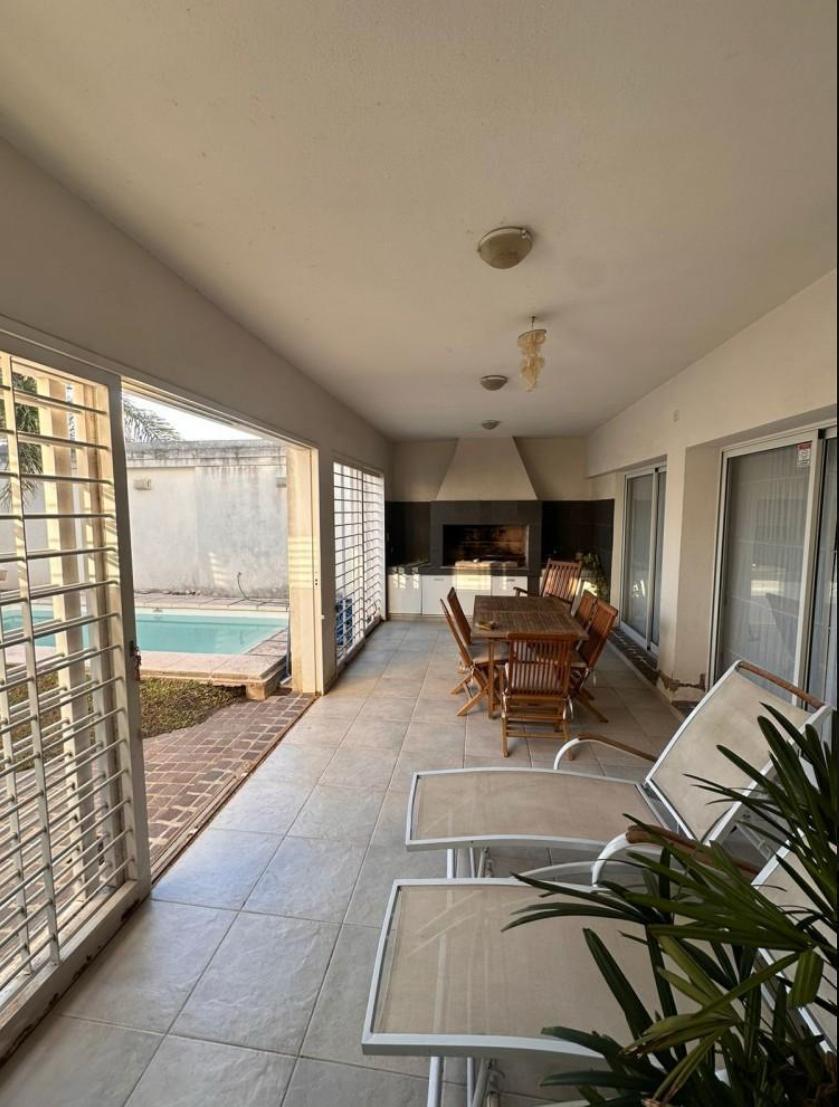 URCA CASA 4 DORM C PILETA - FIN COMERCIAL